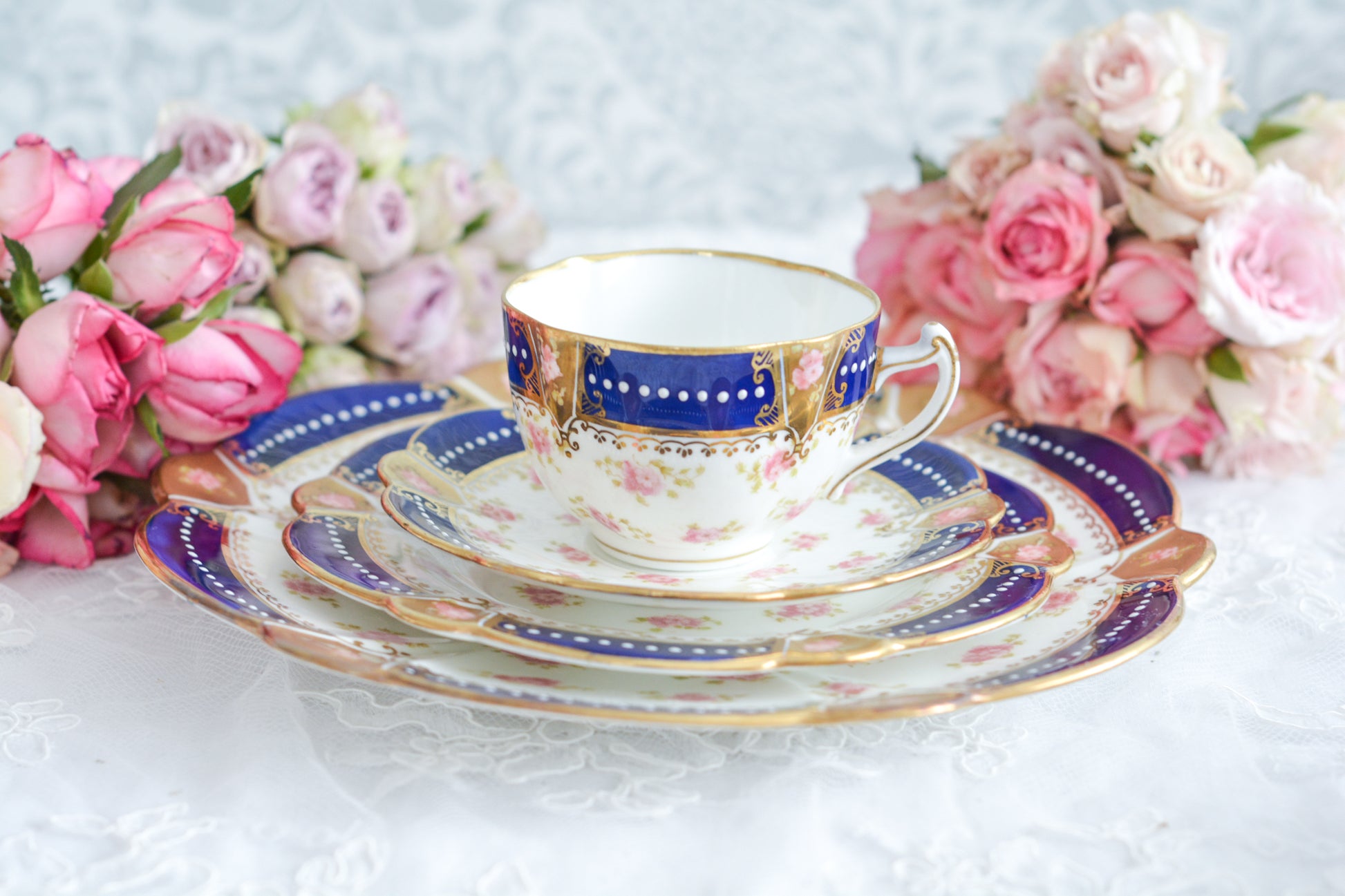 アレートンというメーカーの美しいティートリオです。アレートンは1859年から1942年まで続いたメーカーで、1912年からはコウルドンに買収されました。バックスタンプはコウルドンに引き継がれる以前の物です。美しいコバルトブルーにエナメルのジュールがうってあって、とってもエレガントなティーセットです。カップ&ソーサー、サイドプレート、デザートプレートの4ピースのセットで、お一人分のティータイムにぴったりです。