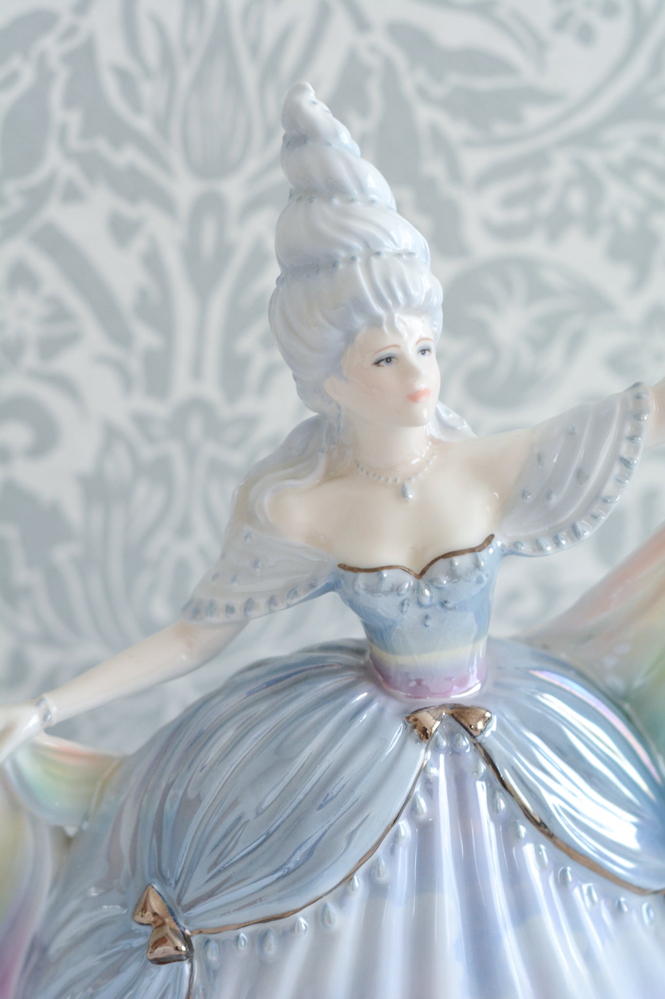 コールポートはフィギュリンをたくさん作っていて、たくさんのシリーズがあります。人気はあるけれど日本ではほとんど見かけないシリーズの1つ。「The millennium Ball」というシリーズで、この「Rain」と、「Moon」「 Forest」「Time」「Sun」の5種類から構成されています。このRainはパステルカラーでキラキラしていて、まるでファンタジーの世界からやってきてよう!このシリーズは個人的にも好きなシリーズで、時間をかけて探しました!今回ご紹介できて嬉しいです。製造数がとても少ないため探すのが大変困難なお品です。