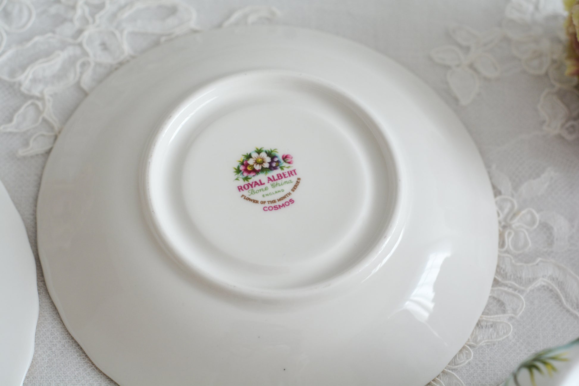 ロイヤルアルバートの人気シリーズの一つ、「フラワーオブザマンス」1月から12月までそれぞれの季節のお花がモチーフのシリーズで、ついつい集めたくなってしまう魅力があります。今回ご紹介するのは、10月(Octber)。10月のお花はコスモスです。柔らかな色合いのコスモスにターコイズブルーがアクセントの可愛らしいセットです。今回はティートリオにデザートプレートのついた珍しい4ピースセットが入荷しました!秋のティータイムをお楽しみください。