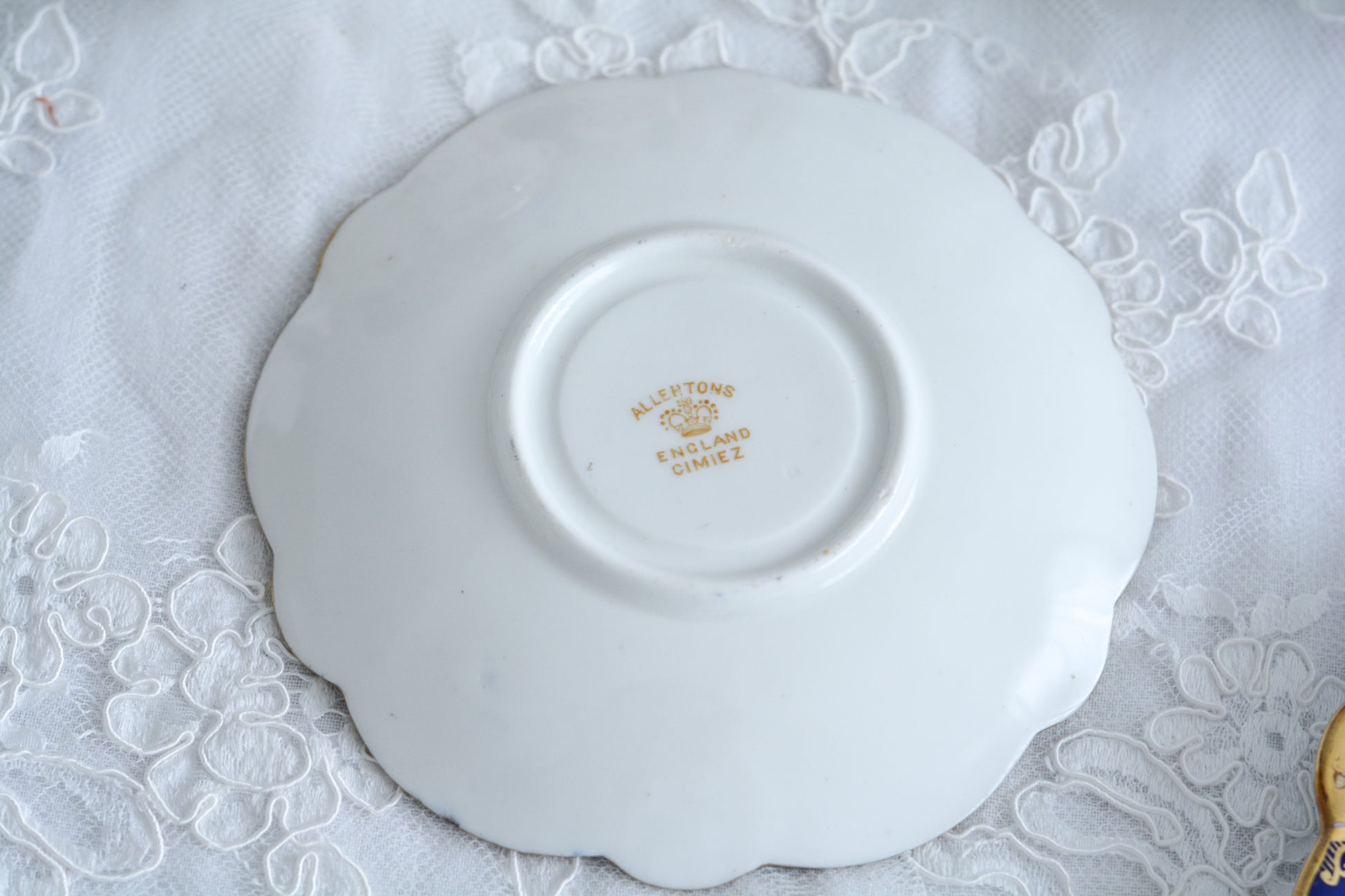 アレートンというメーカーの美しいティートリオです。アレートンは1859年から1942年まで続いたメーカーで、1912年からはコウルドンに買収されました。バックスタンプはコウルドンに引き継がれる以前の物です。美しいコバルトブルーにエナメルのジュールがうってあって、とってもエレガントなティーセットです。カップ&ソーサー、サイドプレート、デザートプレートの4ピースのセットで、お一人分のティータイムにぴったりです。