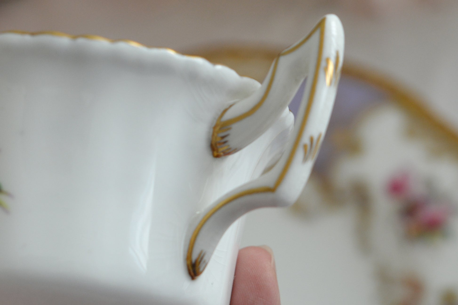 コールポートの人気シリーズ、バットウィングシリーズ。こちらはとても貴重なライラックカラーのティートリオです。そしてさらにカップの側面にブーケの模様が描かれている珍しいデザインです。ライラックカラーは美しいのはもちろんですが、柔らかな印象でとても上品ですね。最近はバットウィングシリーズは探すことがより困難になっております。ライラックカラーは元々レアカラーと言われるお品で、当店では初めてご紹介できます。美しいティートリオをぜひお楽しみください。