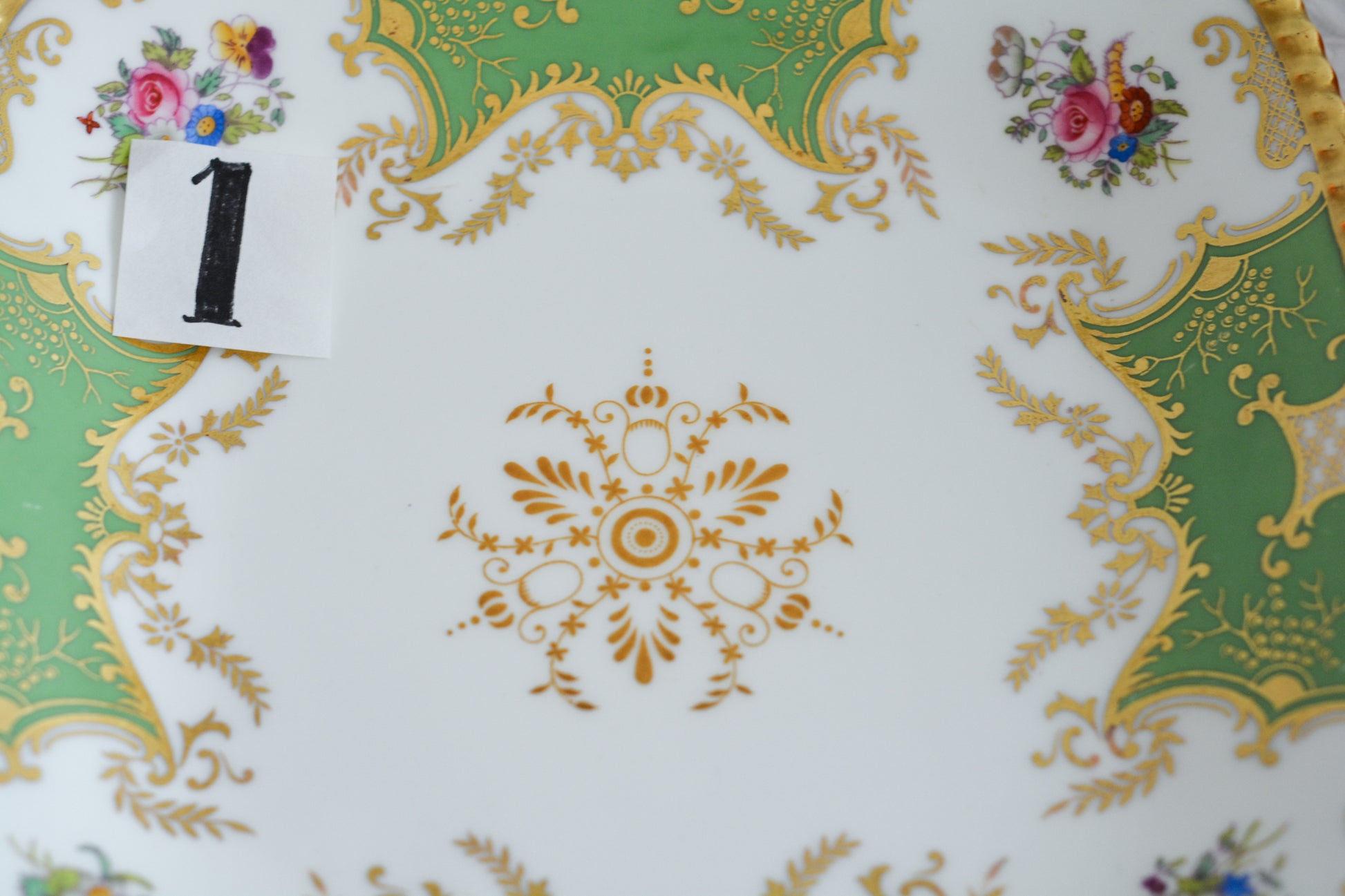 コールポートの人気シリーズ、バットウィング。カラーバリエーションも豊富なシリーズです。こちらは明るい雰囲気のアップルグリーンカラーの美しいB&Bプレート。サンドイッチやスイーツなど盛り付けてお楽しみくださいね。こちらは1枚の価格です。全部で2枚ございます。少しずつデザインが違いますので①〜②からお選びください。