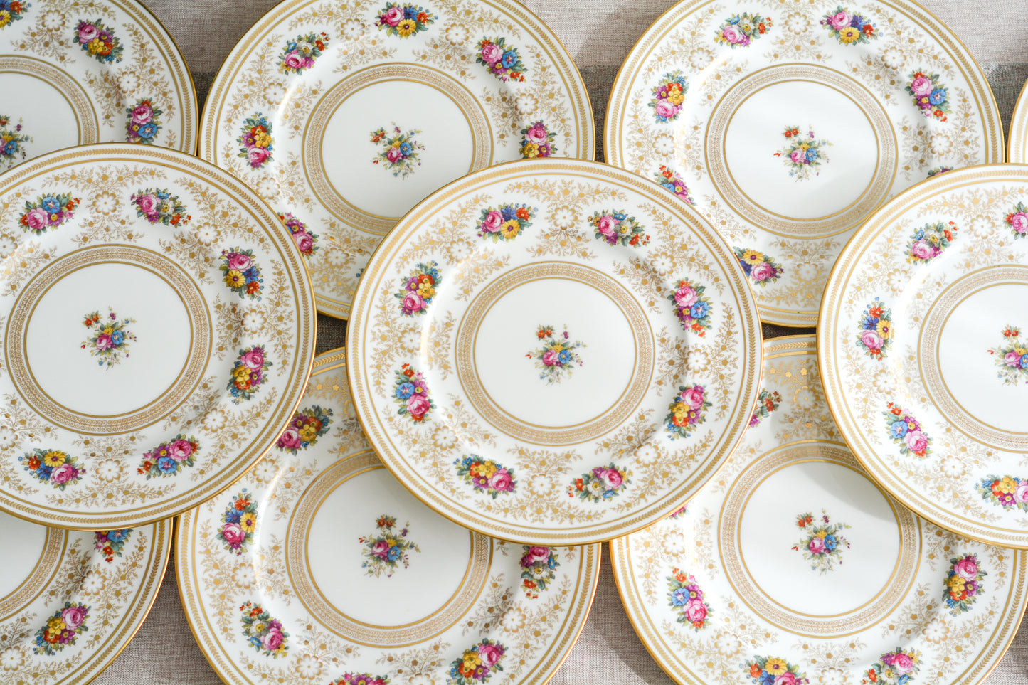 コウルドンの美しいディナープレートです。繊細な金彩模様にハンドペイントで描かれた可愛らしいお花たち。コウルドンらしいエレガントで上品なデザインです。ディナープレートとしてはもちろん、サービングプレートやアンダープレートとしてもお使いいただけるサイズです。クリスマスのテーブルコーディネートをお楽しみくださいませ。  今回お値打ちに仕入れることが出来たため、特別価格となっております。 価格は1枚の価格です。在庫が全部で11枚ございます。