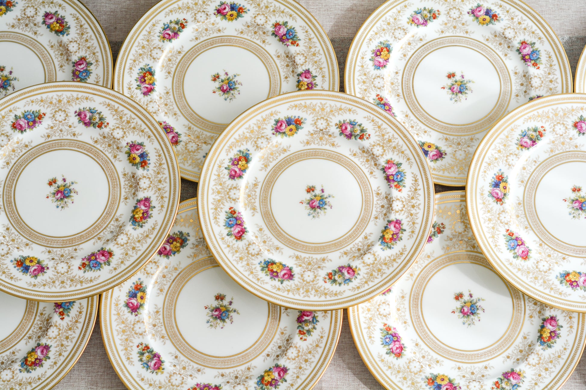 コウルドンの美しいディナープレートです。繊細な金彩模様にハンドペイントで描かれた可愛らしいお花たち。コウルドンらしいエレガントで上品なデザインです。ディナープレートとしてはもちろん、サービングプレートやアンダープレートとしてもお使いいただけるサイズです。クリスマスのテーブルコーディネートをお楽しみくださいませ。  今回お値打ちに仕入れることが出来たため、特別価格となっております。 価格は1枚の価格です。在庫が全部で11枚ございます。