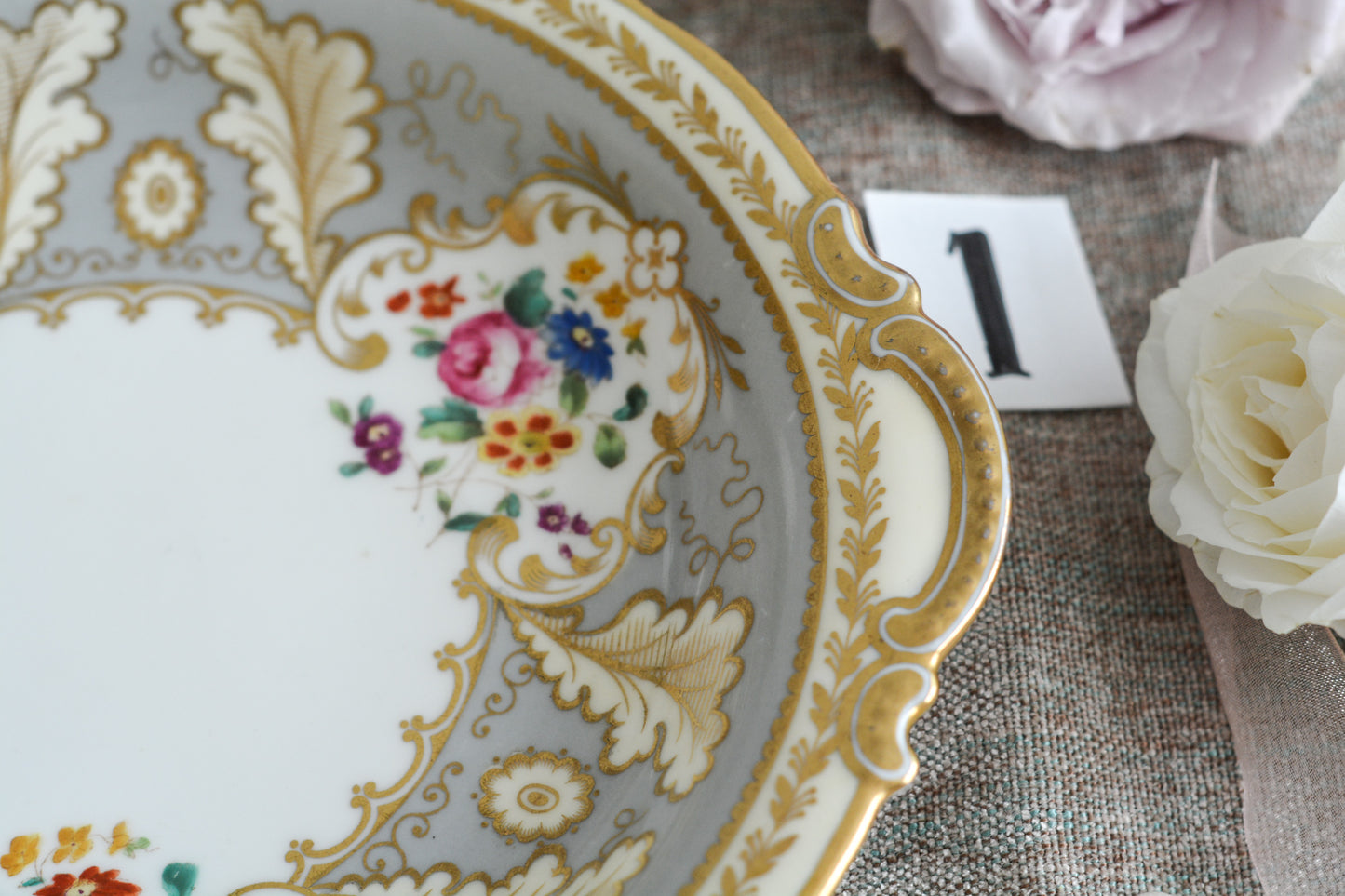 コウルドンのティファニーパターンのプレート。こちらは老舗ハロッズがオーダーしたもので、こちらはティファニーのスタンプはありませんが、柄はティファニーがコウルドンにオーダーしたパターンです。ティファニーらしい上品な絵柄がとても美しくでコウルドンの中でも人気のシリーズです。当時も人気があったのでしょう。いろいろな小売店がコウルドンにオーダーしています。ハンドルのついた深めのプレートはサービングプレートにもお使いいただきやすいと思います。