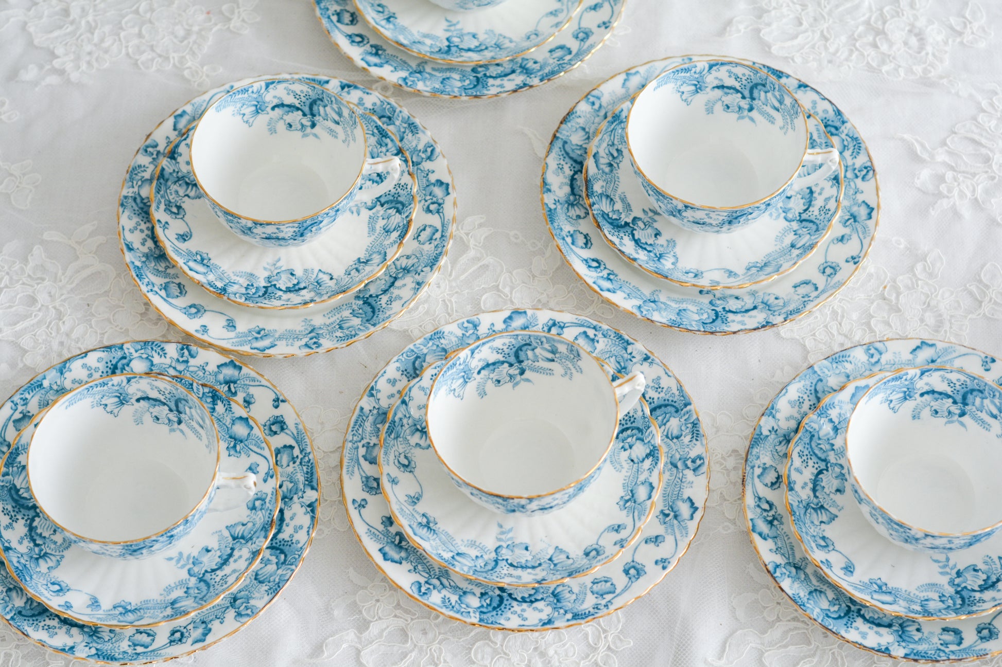 サミュエル・ラドフォードというメーカーの可愛らしいティートリオです。サミュエル・ラドフォードはスタッフォードシャーのメーカーで、1879年から1957年まで創業していました。こちらはブルーの転写模様がとても美しく地模様もとても可愛らしいお品です。同じパターンのミルクジャグ&シュガーボウル、色違いのデザートプレートも別で掲載しています。  こちらは1セットの価格です。全部で6セットあります。状態の良いものからお送りします。