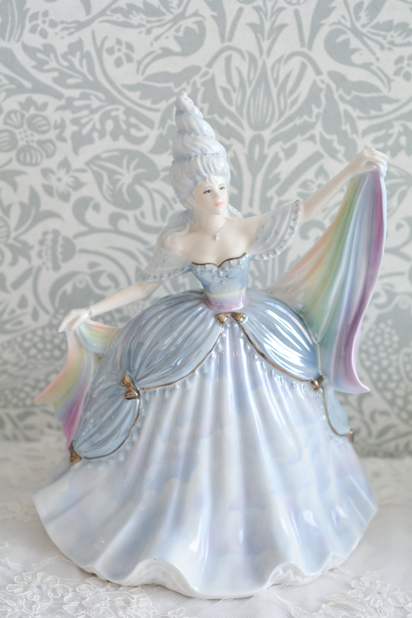 コールポートはフィギュリンをたくさん作っていて、たくさんのシリーズがあります。人気はあるけれど日本ではほとんど見かけないシリーズの1つ。「The millennium Ball」というシリーズで、この「Rain」と、「Moon」「 Forest」「Time」「Sun」の5種類から構成されています。このRainはパステルカラーでキラキラしていて、まるでファンタジーの世界からやってきてよう!このシリーズは個人的にも好きなシリーズで、時間をかけて探しました!今回ご紹介できて嬉しいです。製造数がとても少ないため探すのが大変困難なお品です。