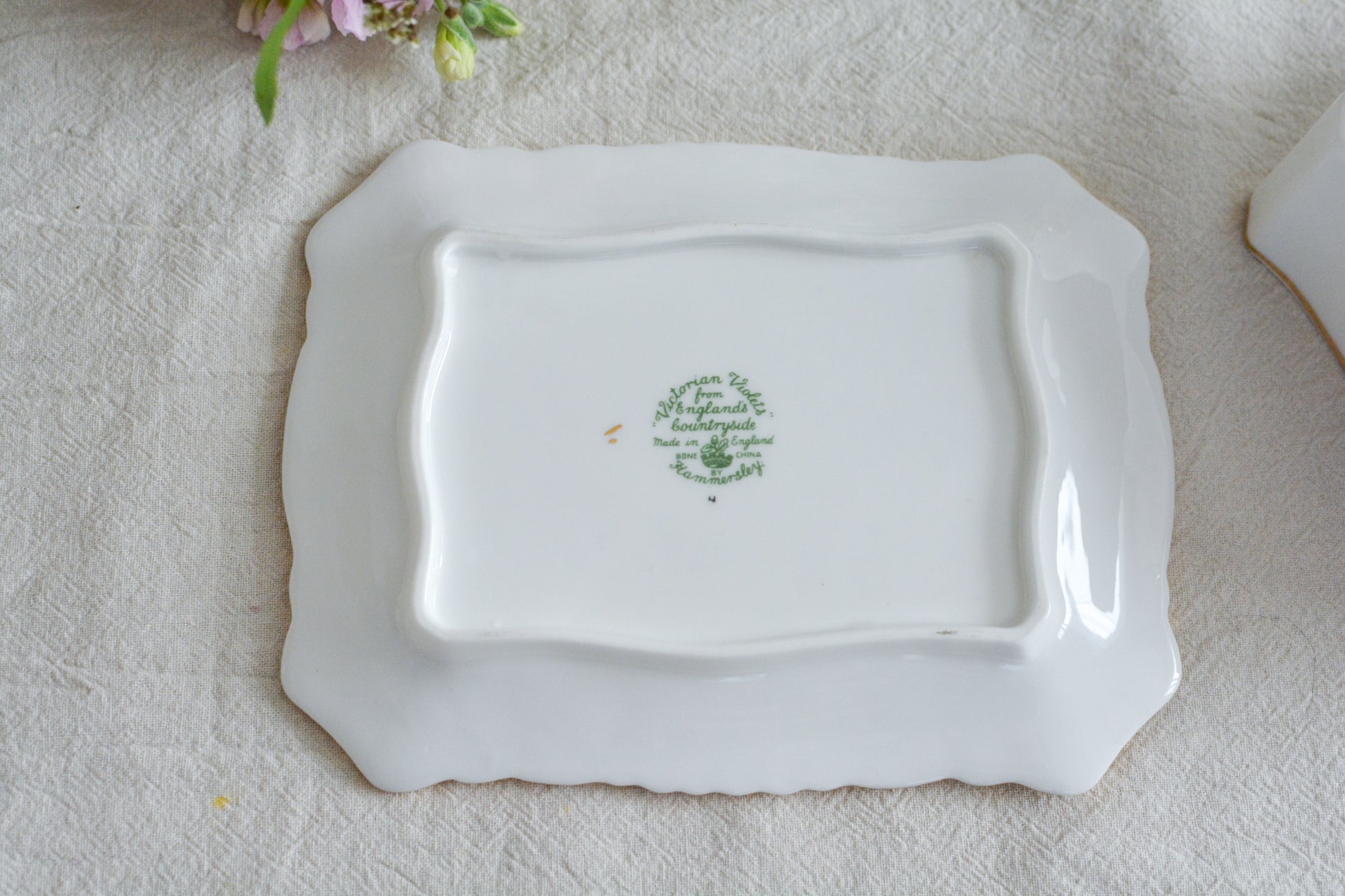 ハマースレイの人気シリーズ、ヴィクトリアンバイオレットシリーズ。珍しいバターディッシュです。お馴染みの可憐なすみれの模様が美しく、蓋の持ち手もハマースレイらしいとてもエレガントなデザイン。バターはもちろん、小さなお菓子を入れてゲストをおもてなししても素敵ですね。ティータイムを華やかに盛り上げてくれるアイテムです。