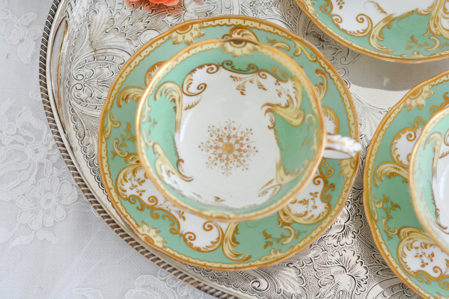 爽やかなアップルグリーンカラーに美しい模様のカップ&ソーサー。メーカーは不明ですが、優美なシェイプも素晴らしいデザインのお品です。こちらは1客の価格です。在庫が全部で5客ございます。 差異はあまりありませんが、状態の良いものから順番にお送りいたします。