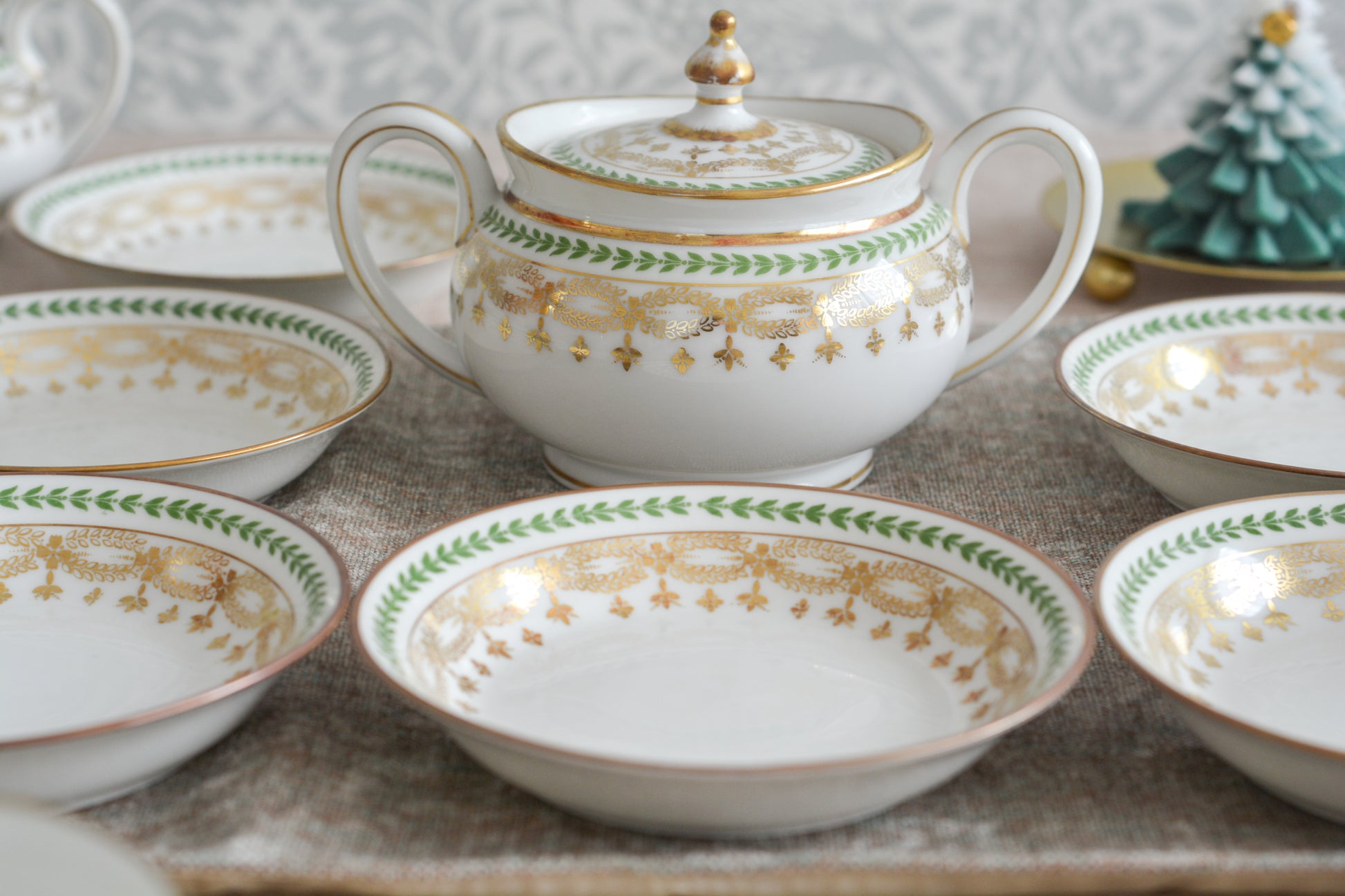 フランスのリモージュ、ジャン・プーヤ工房の小さなプレートです。シンプルですが、上品なデザインでクリスマスのテーブルを盛り上げます。ぜひクリスマスのティータイムをお楽しみいただきたいです。日本の豆皿のようなお皿でちょっとしたスイーツや、オードブルを盛り付けても素敵です。 クリスマス企画の特別価格になっています。価格は1枚の価格です。在庫が全部で12枚ございます。状態の良いものから順番にお送りいたします。