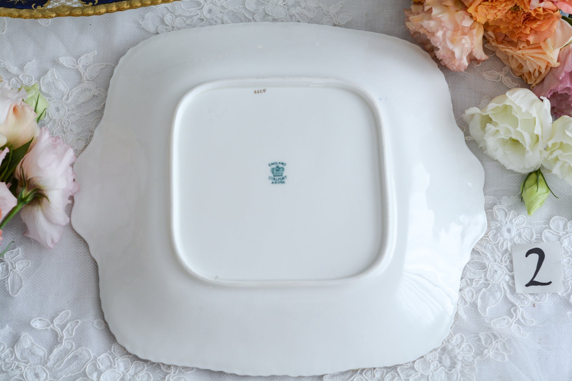 コールポートの人気シリーズ、バットウィング。カラーバリエーションも豊富なシリーズです。こちらはコバルトカラーの美しいB&Bプレート。コバルトブルーは重厚感がありますね。B&BプレートのB&Bとは、ブレッド&バターの略で、パンやサンドイッチ、スコーンはもちろん、スイーツなども盛り付けてお楽しみいただけます。