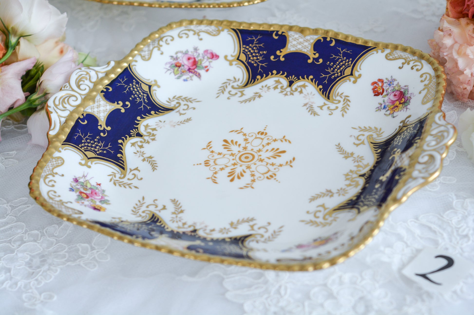 コールポートの人気シリーズ、バットウィング。カラーバリエーションも豊富なシリーズです。こちらはコバルトカラーの美しいB&Bプレート。コバルトブルーは重厚感がありますね。B&BプレートのB&Bとは、ブレッド&バターの略で、パンやサンドイッチ、スコーンはもちろん、スイーツなども盛り付けてお楽しみいただけます。