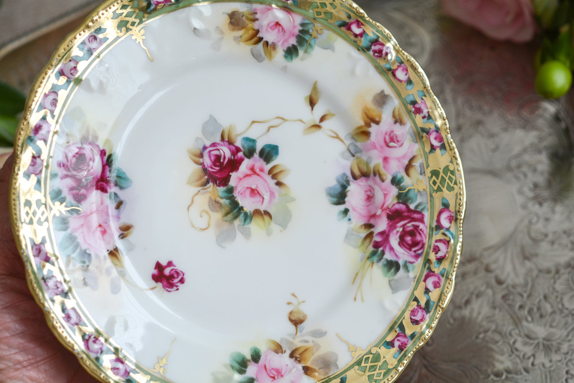 オールドノリタケの里帰り品です。キラキラと輝くティートリオ。クリスマスにもぴったりのお品です。ハンドペイントで描かれたバラに金盛りの美しい模様。さすがノリタケ!ですね。とっても豪華なデザインなのでプレゼントにもぜひどうぞ。