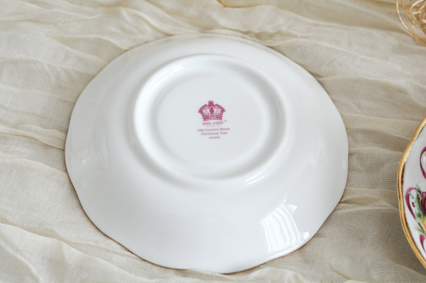 ロイヤルアルバートの代表的なシリーズオールドイングリッシュツリー。このシリーズは色々なバリエーションが発表されています。こちらのクリスマスツリーもその一つ。大きなクリスマスツリーにマルーンカラーのリボンがとても華やかなデザインで人気があります。クリスマスのティータイムにぴったりのカップでクリスマスのテーブルをお楽しみくださいね。