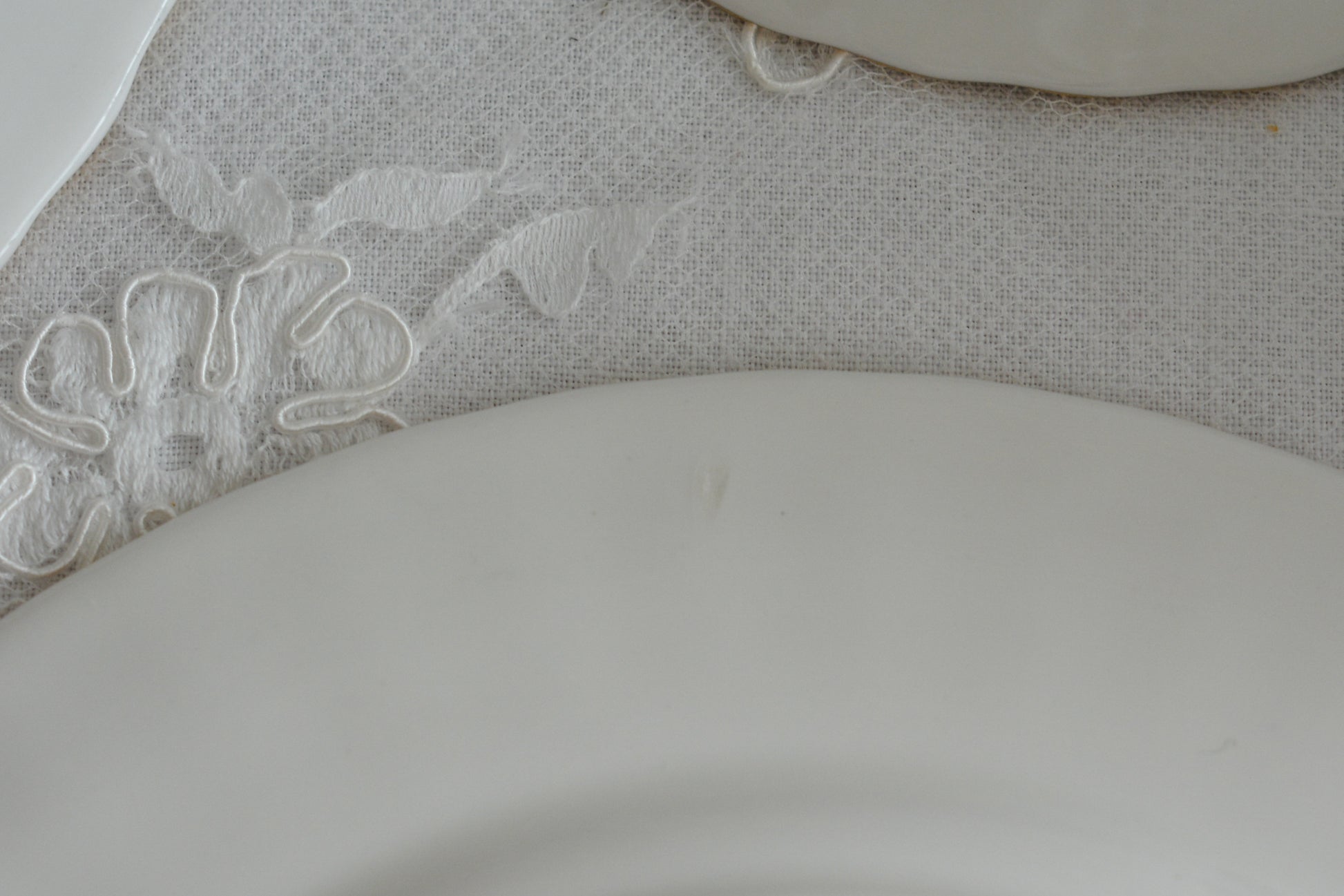 ロイヤルアルバートの人気シリーズの一つ、「フラワーオブザマンス」1月から12月までそれぞれの季節のお花がモチーフのシリーズで、ついつい集めたくなってしまう魅力があります。今回ご紹介するのは、10月(Octber)。10月のお花はコスモスです。柔らかな色合いのコスモスにターコイズブルーがアクセントの可愛らしいセットです。今回はティートリオにデザートプレートのついた珍しい4ピースセットが入荷しました!秋のティータイムをお楽しみください。