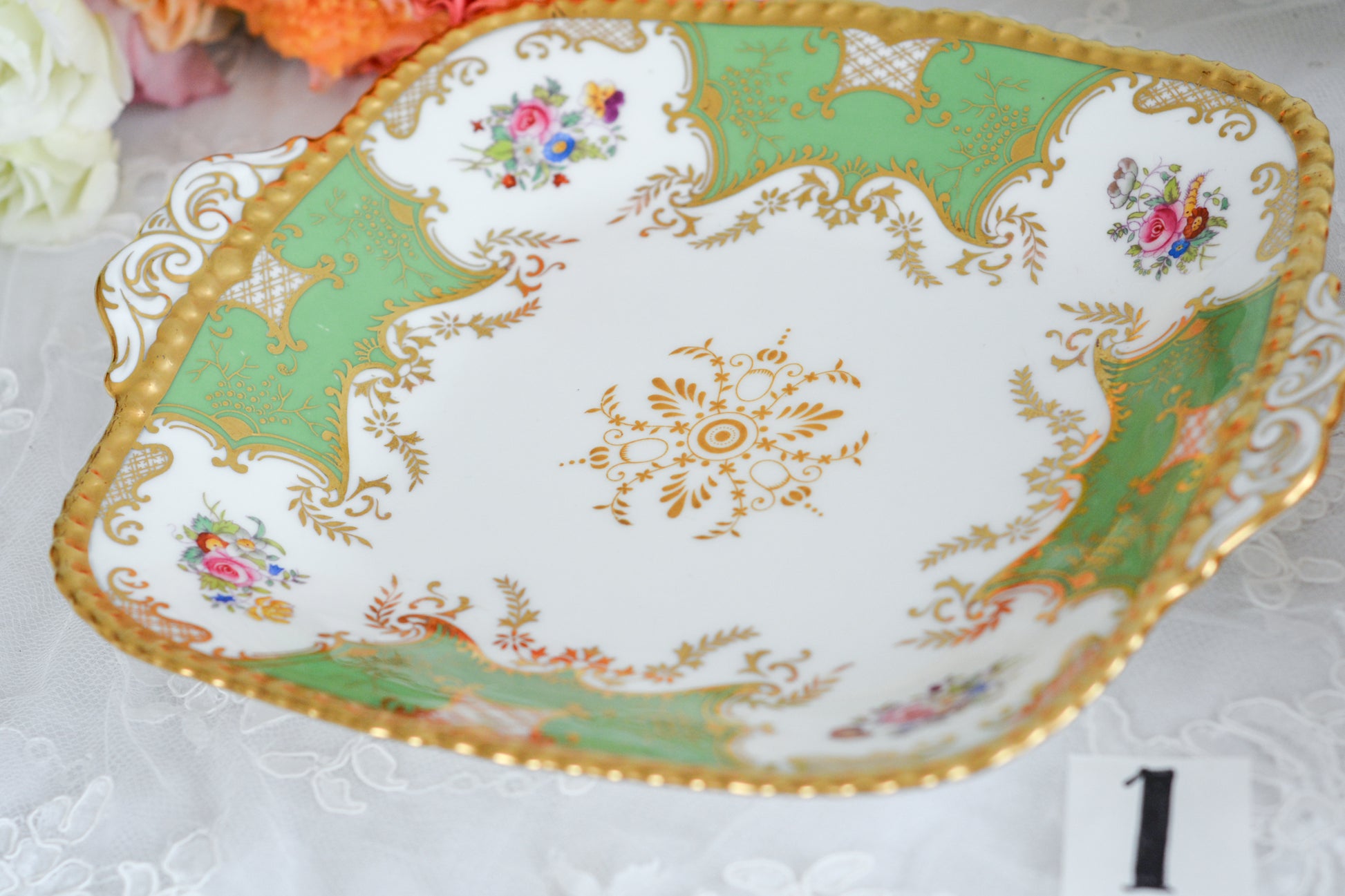 コールポートの人気シリーズ、バットウィング。カラーバリエーションも豊富なシリーズです。こちらは明るい雰囲気のアップルグリーンカラーの美しいB&Bプレート。サンドイッチやスイーツなど盛り付けてお楽しみくださいね。こちらは1枚の価格です。全部で2枚ございます。少しずつデザインが違いますので①〜②からお選びください。