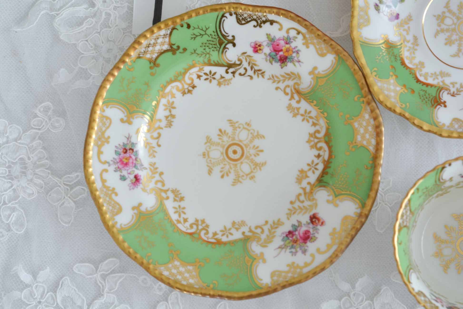 コールポートの代表作と言ってもいい、バットウィングシリーズ。こちらは明るい雰囲気のアップルグリーンのティートリオです。柔らかな印象で凛としさ美しさがありオーラを感じます。季節を選ばずお楽しみいただけるカラーですね。最近はバットウィングも探すのがとても困難になってきました。こちらはイギリスのコレクターさんからお迎えしたお品で、大切にされていたことのわかるお品達です。トリオの中央の模様の色が違ったりオリジナルのセットではないかもしれませんが、美しいトリオです。ご縁をお繋ぎできたら嬉しく思います。こちらは1セットの価格です。全部で6セット在庫がございます。①〜⑥からお選びください。