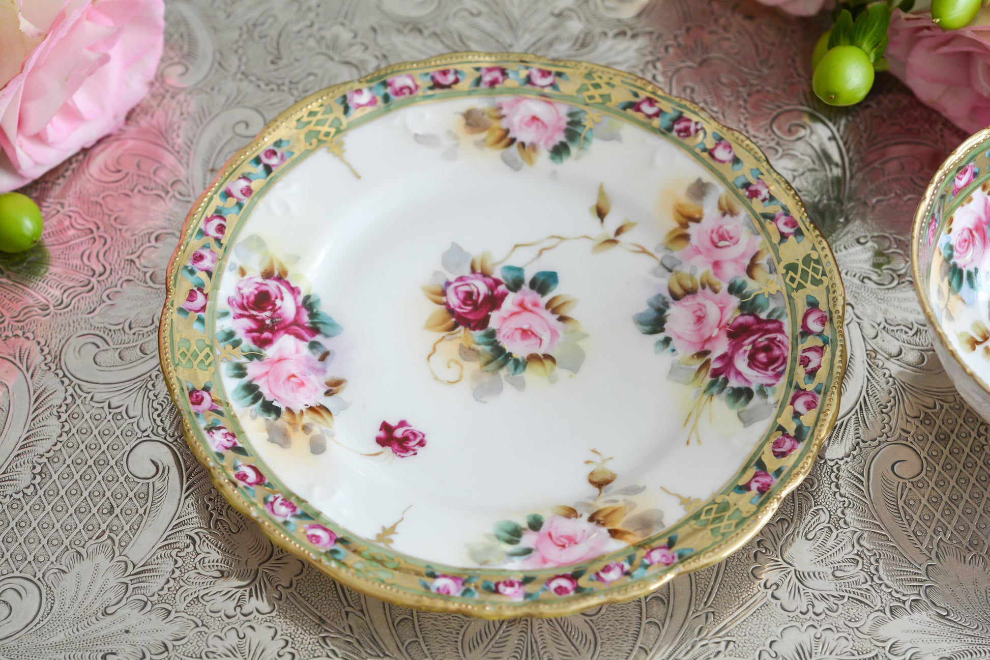 オールドノリタケの里帰り品です。キラキラと輝くティートリオ。クリスマスにもぴったりのお品です。ハンドペイントで描かれたバラに金盛りの美しい模様。さすがノリタケ!ですね。とっても豪華なデザインなのでプレゼントにもぜひどうぞ。