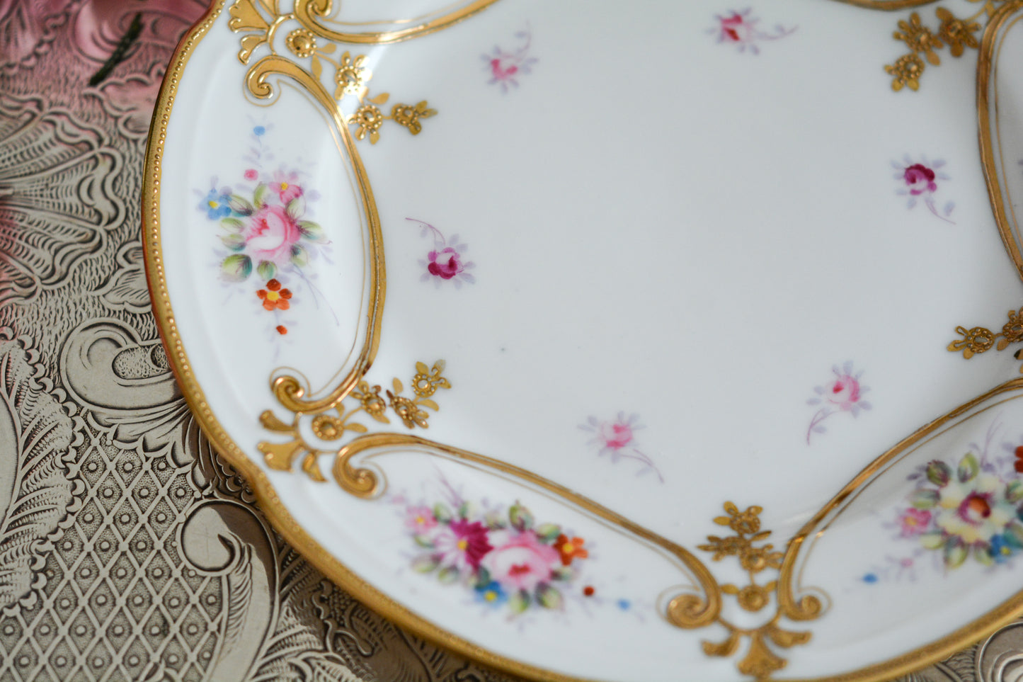 ノリタケの里帰り品のティートリオ。ハンドペイントで描かれた可愛らしいお花に金盛りの金彩の模様もとてもエレガントです。白磁がとても白く美しく気品を感じるお品。クリスマスはもちろんティータイムを華やかに盛り上げてくれるでしょう。