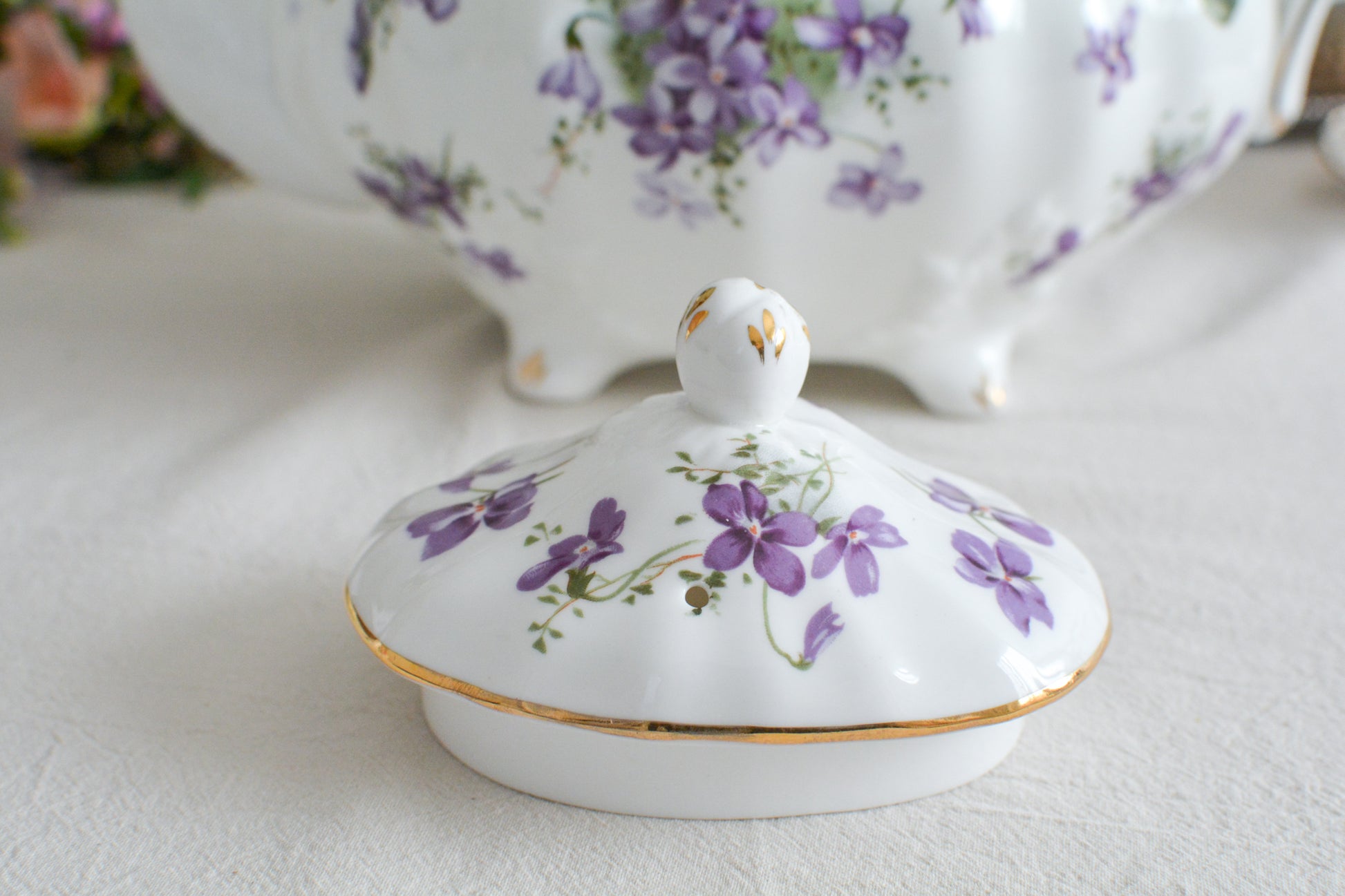 ハマースレイの人気シリーズ、ヴィクトリアンバイオレットシリーズのラージサイズのティーポットです。可憐なすみれの模様と優雅なシェイプがとても美しく、おうちティータイムを華やかに盛り上げてくれます。とても存在感があって、テーブルを華やかに盛り上げてくれます。お客さまのおもてなしにはもちろん、ご家族やご友人との楽しいティータイムにもぜひ。