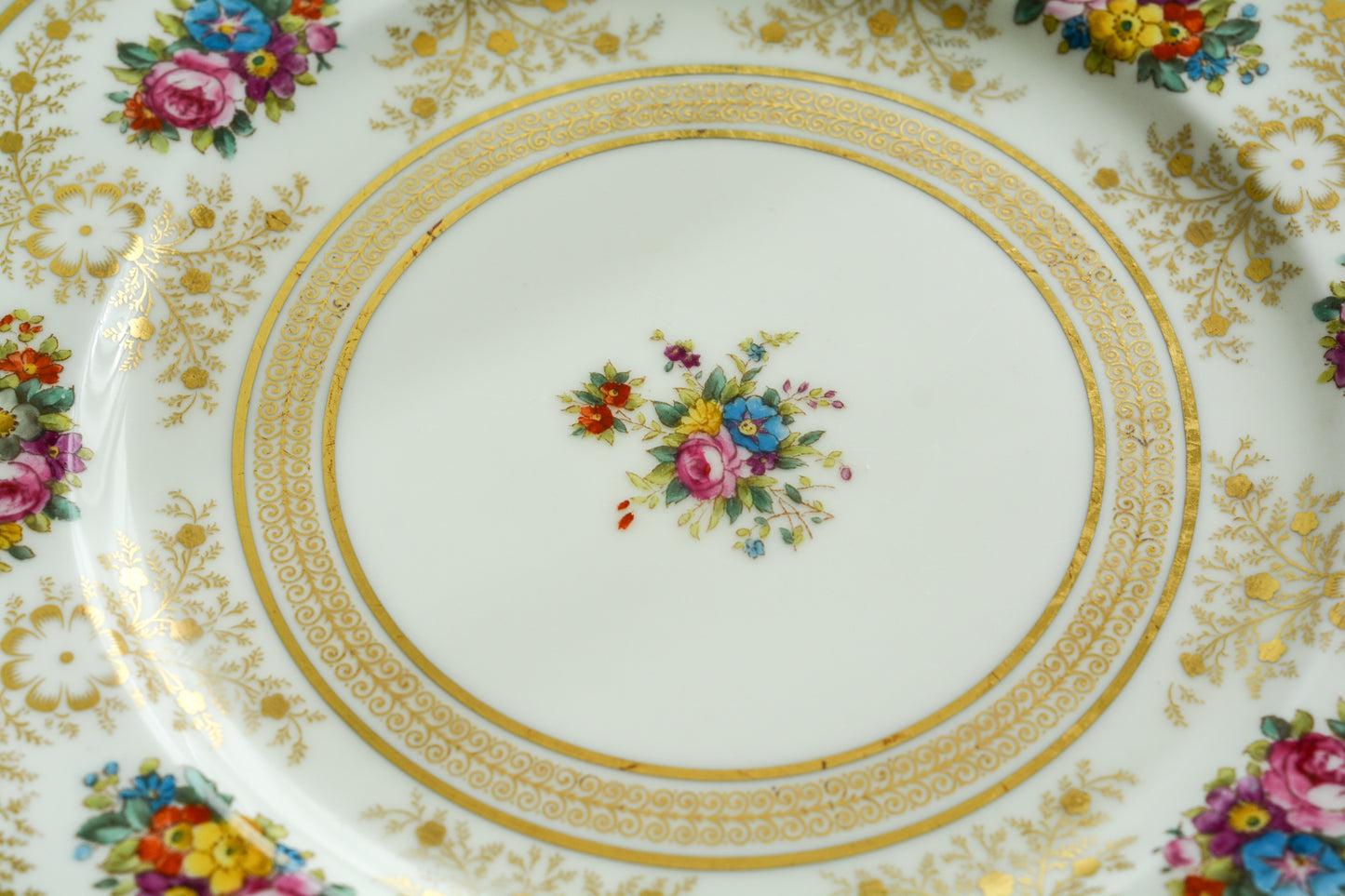 コウルドンの美しいディナープレートです。繊細な金彩模様にハンドペイントで描かれた可愛らしいお花たち。コウルドンらしいエレガントで上品なデザインです。ディナープレートとしてはもちろん、サービングプレートやアンダープレートとしてもお使いいただけるサイズです。クリスマスのテーブルコーディネートをお楽しみくださいませ。  今回お値打ちに仕入れることが出来たため、特別価格となっております。 価格は1枚の価格です。在庫が全部で11枚ございます。