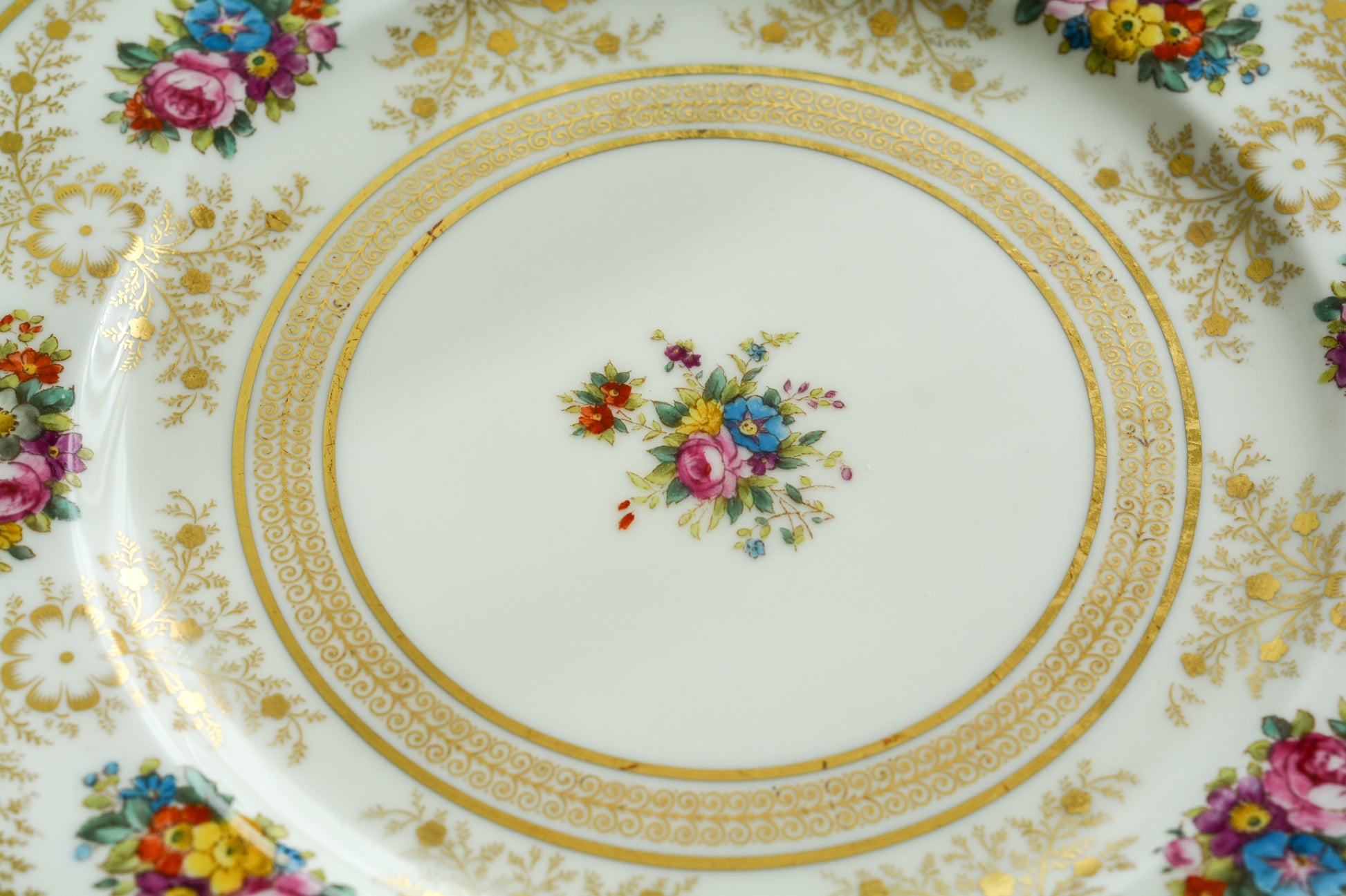 コウルドンの美しいディナープレートです。繊細な金彩模様にハンドペイントで描かれた可愛らしいお花たち。コウルドンらしいエレガントで上品なデザインです。ディナープレートとしてはもちろん、サービングプレートやアンダープレートとしてもお使いいただけるサイズです。クリスマスのテーブルコーディネートをお楽しみくださいませ。  今回お値打ちに仕入れることが出来たため、特別価格となっております。 価格は1枚の価格です。在庫が全部で11枚ございます。