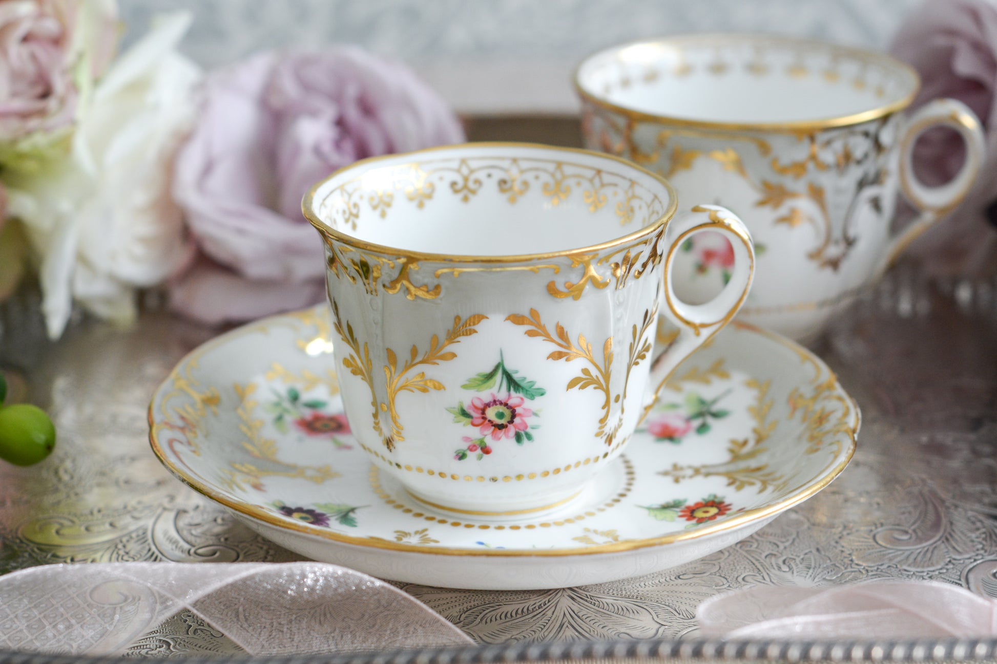 トゥルートリオは、ティーカップ、コーヒーカップ、ソーサーのセットで1800年代中頃まではトリオといえばトゥルートリオが主流でした。こちらはバックスタンプなどはないのですが、ソーサーの裏面にうっすらとMINTONと確認できます。美しいハンドペイントの絵付けはさすがミントン。ミントンの絵付けは繊細で優しいタッチですね。リングハンドルもエレガントです。とても状態の良いお品で、紅茶もコーヒーもお楽しみいただけます。素敵なティータイムをお過ごしください。