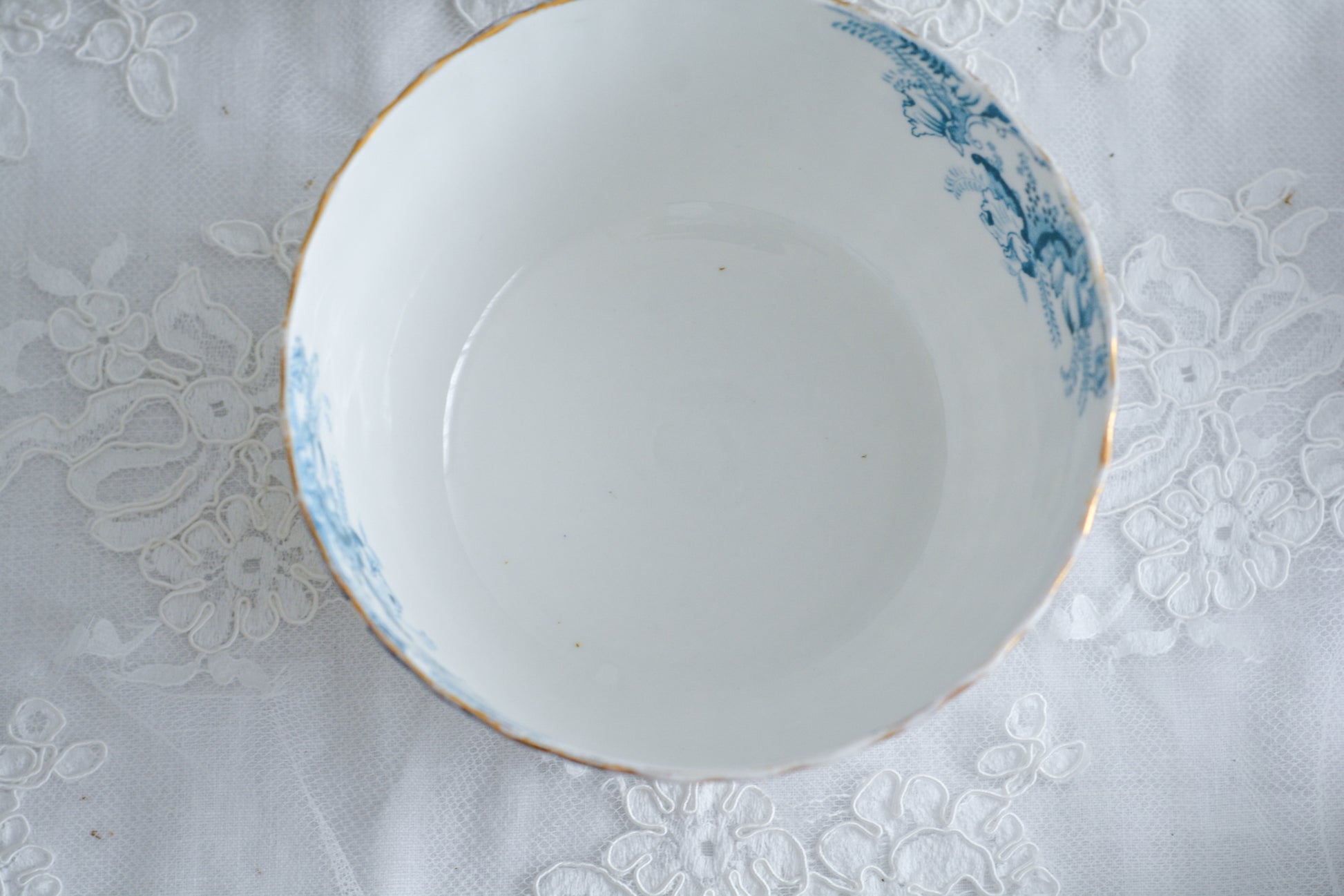 サミュエル・ラドフォードというメーカーの可愛らしいティートリオです。サミュエル・ラドフォードはスタッフォードシャーのメーカーで、1879年から1957年まで創業していました。こちらはブルーの転写模様がとても美しく地模様もとても可愛らしいお品です。同じパターンのティートリオと色違いのデザートプレートも別で掲載しています。