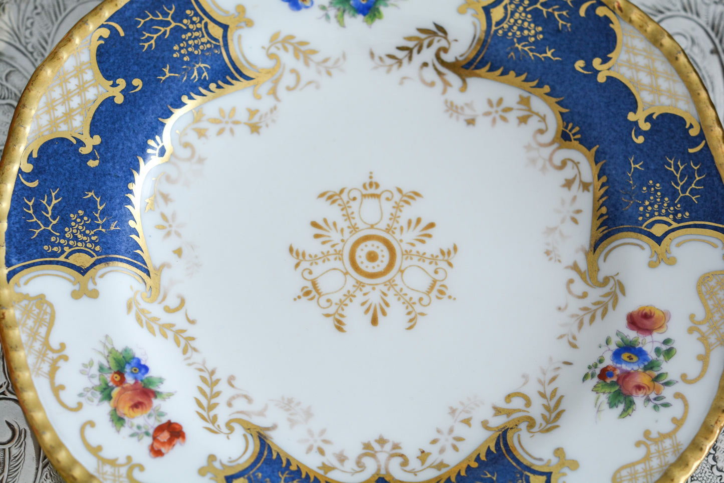 コールポートの人気シリーズ、バットウィングシリーズ。こちらはとても珍しい明るいブルーのサイドプレートです。ちょっと凝ったブルーで石目のようになっていて高級感があります。バットウィングシリーズはたくさんのカラーバリエーションがありますが、最近はバットウィングシリーズはどのカラーも探すことがより困難になっております。こちらのプレートは、特に珍しいカラーでコレクションにぴったりです。