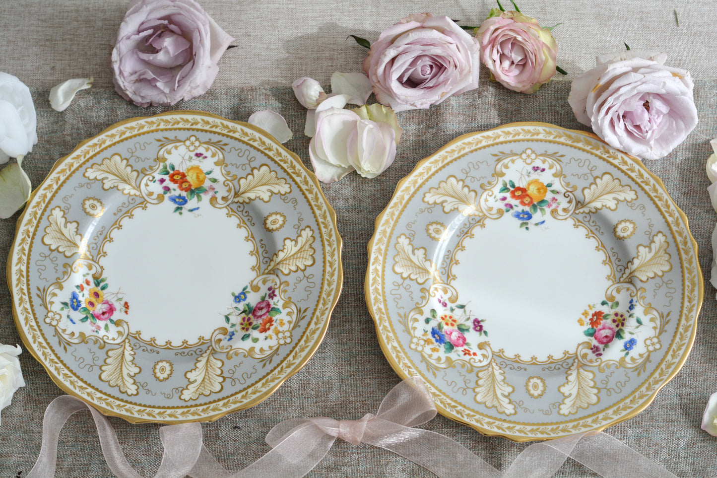 コウルドンのティファニーパターンの素敵なデザートプレートです。ハロッズがオーダーしたもので、ティファニーのスタンプはありませんが、柄はティファニーがコウルドンに特注したパターンです。ティファニーらしい上品な絵柄がとても美しくでコウルドンの中でも人気のシリーズです。当時も人気があったのでしょう。いろいろな小売店がこのパターンをオーダーしています。グレーカラーは柔らかい雰囲気で金彩との相性もいいです。とてもエレガントなプレートです。