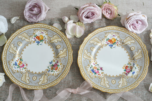 コウルドンのティファニーパターンの素敵なデザートプレートです。ハロッズがオーダーしたもので、ティファニーのスタンプはありませんが、柄はティファニーがコウルドンに特注したパターンです。ティファニーらしい上品な絵柄がとても美しくでコウルドンの中でも人気のシリーズです。当時も人気があったのでしょう。いろいろな小売店がこのパターンをオーダーしています。グレーカラーは柔らかい雰囲気で金彩との相性もいいです。とてもエレガントなプレートです。