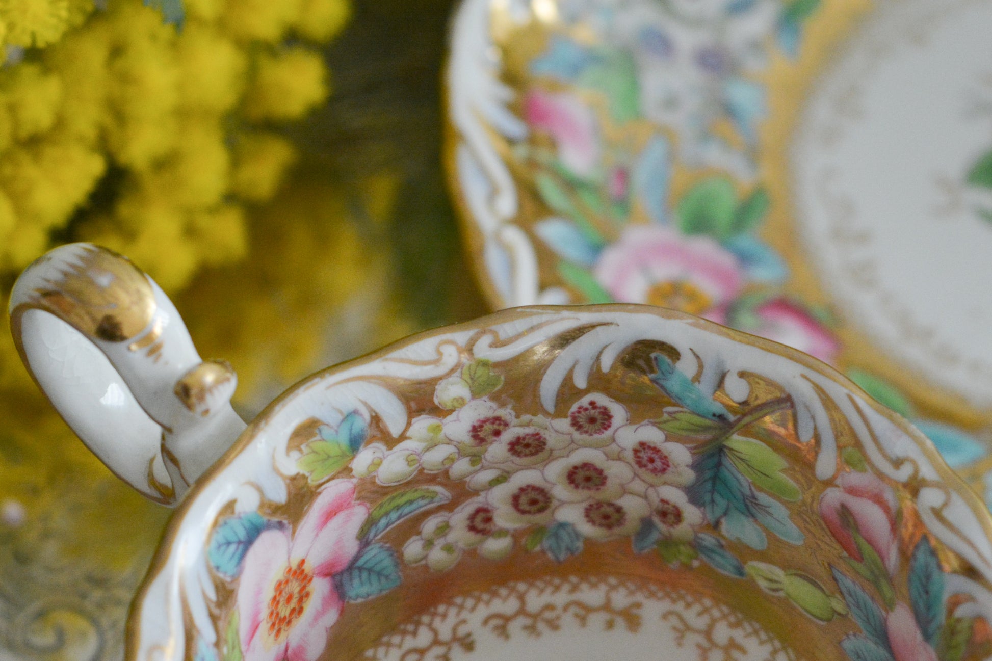 コールポートのロココリバイバル作品の人気のシェイプ、アデレードシェイプ。いろいろなデザインが作られていていますが、こちらのデザインは初めて見ました。ハンドペイントで描かれたお花は野ばらでしょうか?とても華やかなお品です。こちらは元々ティーカップとコーヒーカップ、ソーサーのセットだったと思われますが、コーヒーカップとソーサーのセットになっています。美しいお花がたくさん咲いたような美しいカップと共に春のティータイムをお楽しみください。