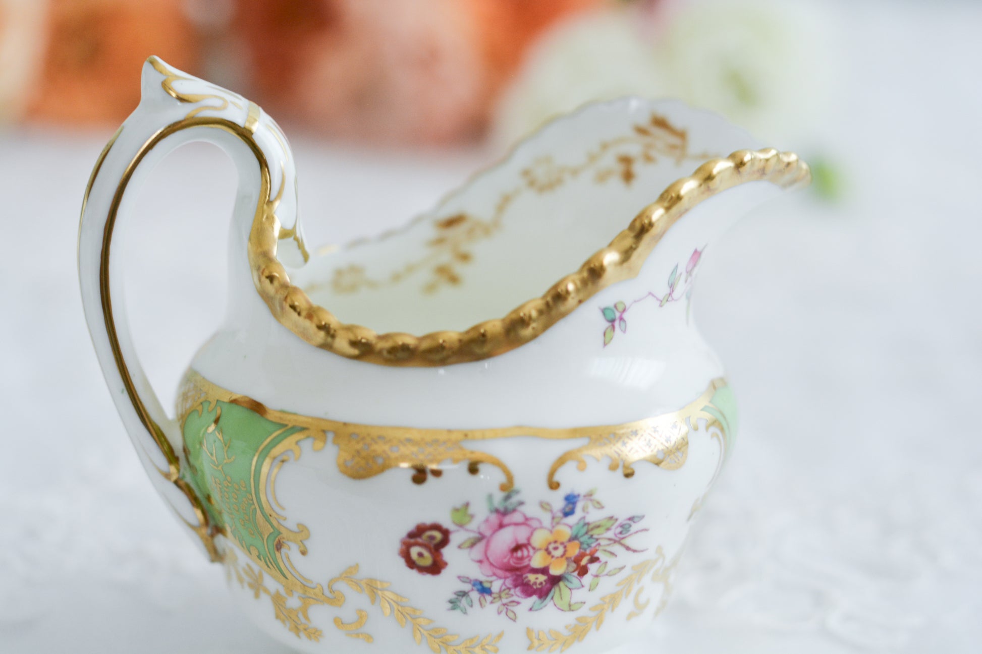 コールポートの人気シリーズのバットウィング。こちらはアップルグリーンカラーが美しいミルクジャグです。アップルグリーンは明るい雰囲気で優美なデザインです。美しいミルクジャグはテーブルに花を添えてくれますね。ミルクジャグは元々ティートリオよりも数が少ないのですが、バットウィングシリーズは年々見つけることが困難になっております。こちらはとても状態の良い子で、お探しの方に見つけていただけましたら嬉しいです。