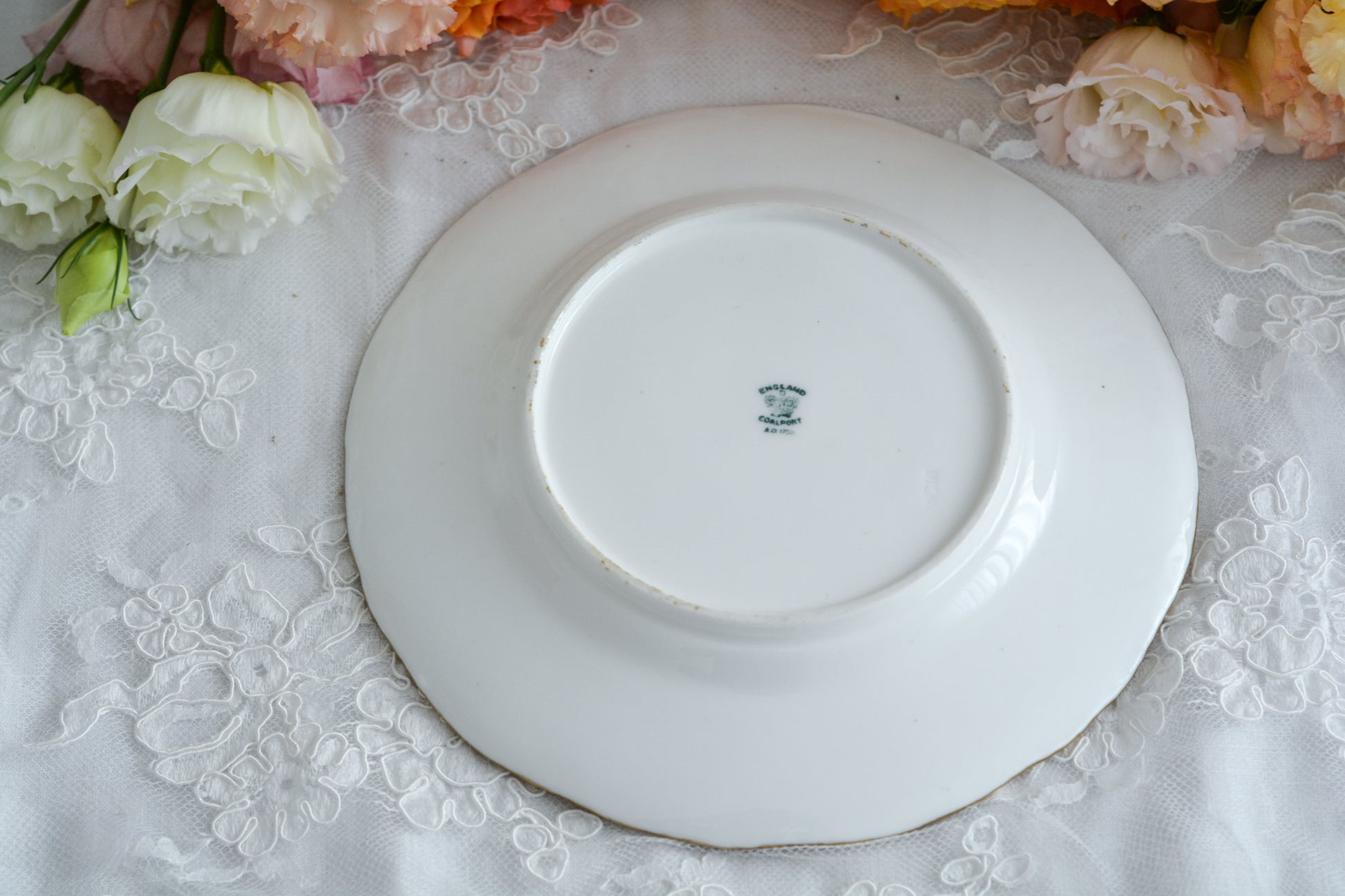 コールポートの人気シリーズ、バットウィングシリーズ。こちらはとても貴重なライラックカラーのデザートプレートです。ライラックカラーは美しいのはもちろんですが、柔らかな印象でとても上品ですね。最近はバットウィングシリーズは探すことがより困難になっております。ライラックカラーは元々レアカラーと言われるお品で、当店では初めてご紹介できます。  お揃いのティートリオも別で掲載しております。