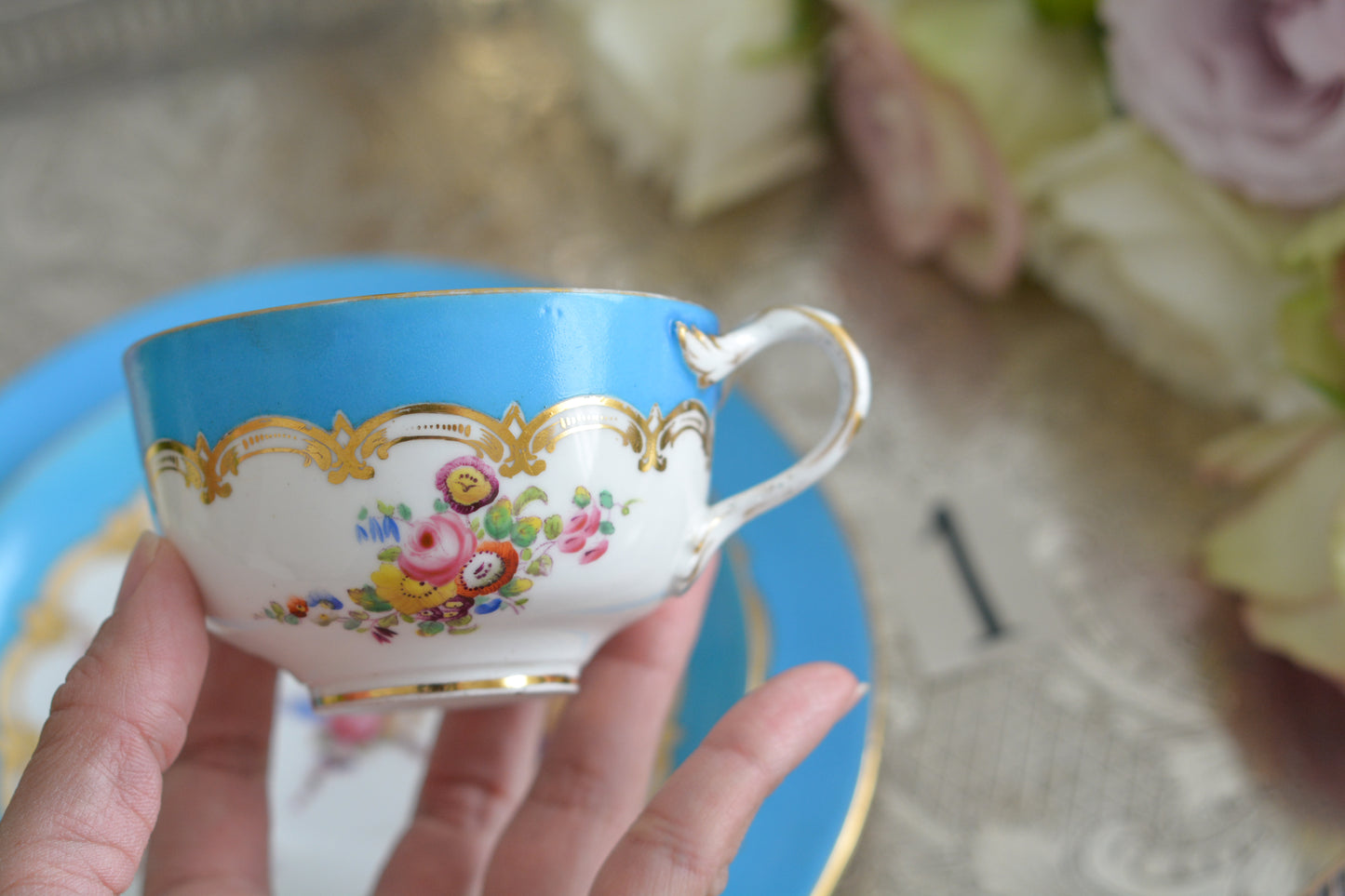 コールポートのハンドペイントで描かれた花々がとても美しいティートリオです。以前色違いのコバルトブルーのトリオをご紹介したことがあります。シリーズ名はないのですが、何色かカラーバリエーションがあります。ターコイズブルーはどのシリーズにおいても貴重なカラー。ターコイズブルーに金彩のコントラストがとても豪華な印象です。特別なティータイムにどうぞ。