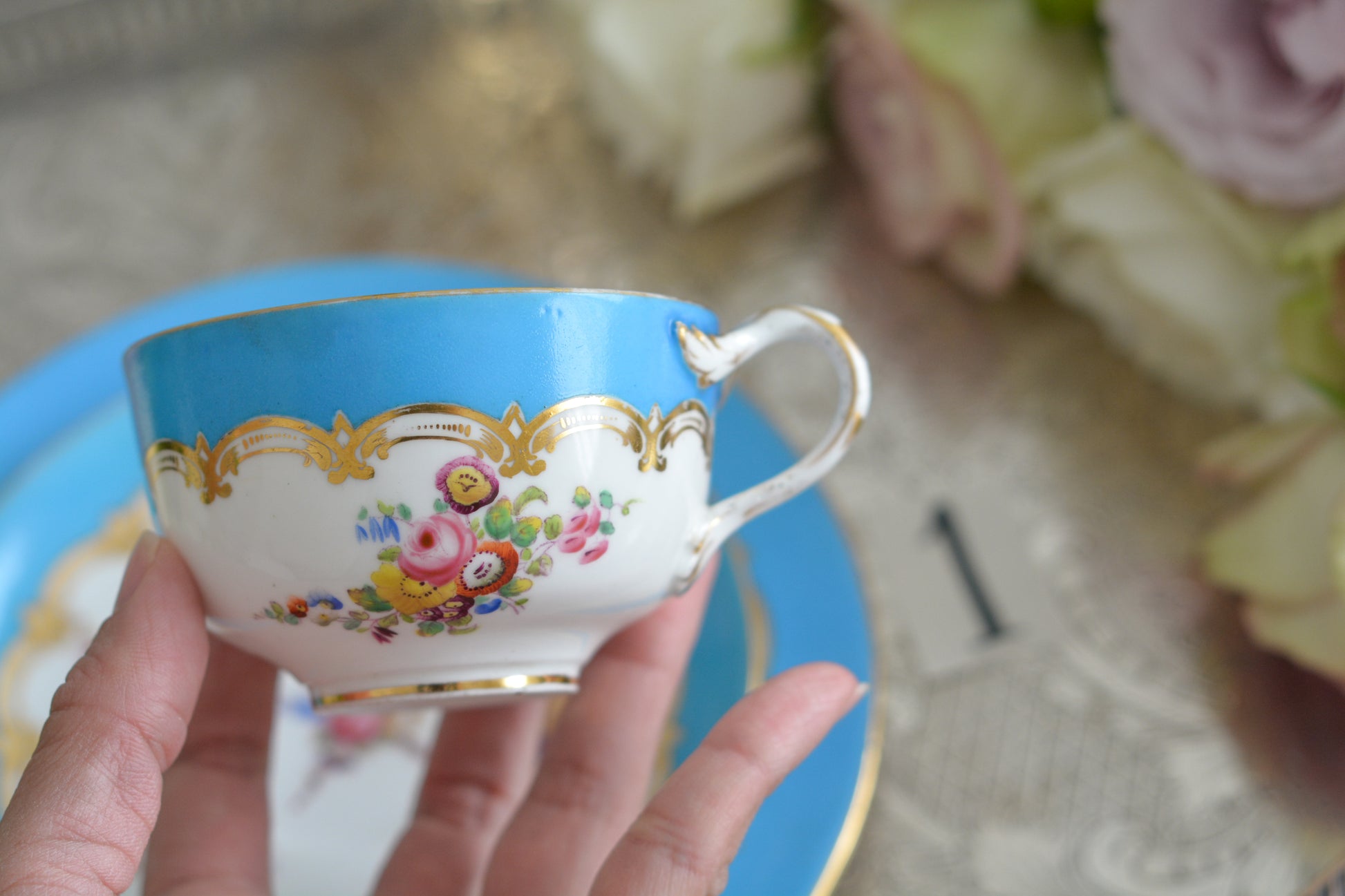 コールポートのハンドペイントで描かれた花々がとても美しいティートリオです。以前色違いのコバルトブルーのトリオをご紹介したことがあります。シリーズ名はないのですが、何色かカラーバリエーションがあります。ターコイズブルーはどのシリーズにおいても貴重なカラー。ターコイズブルーに金彩のコントラストがとても豪華な印象です。特別なティータイムにどうぞ。