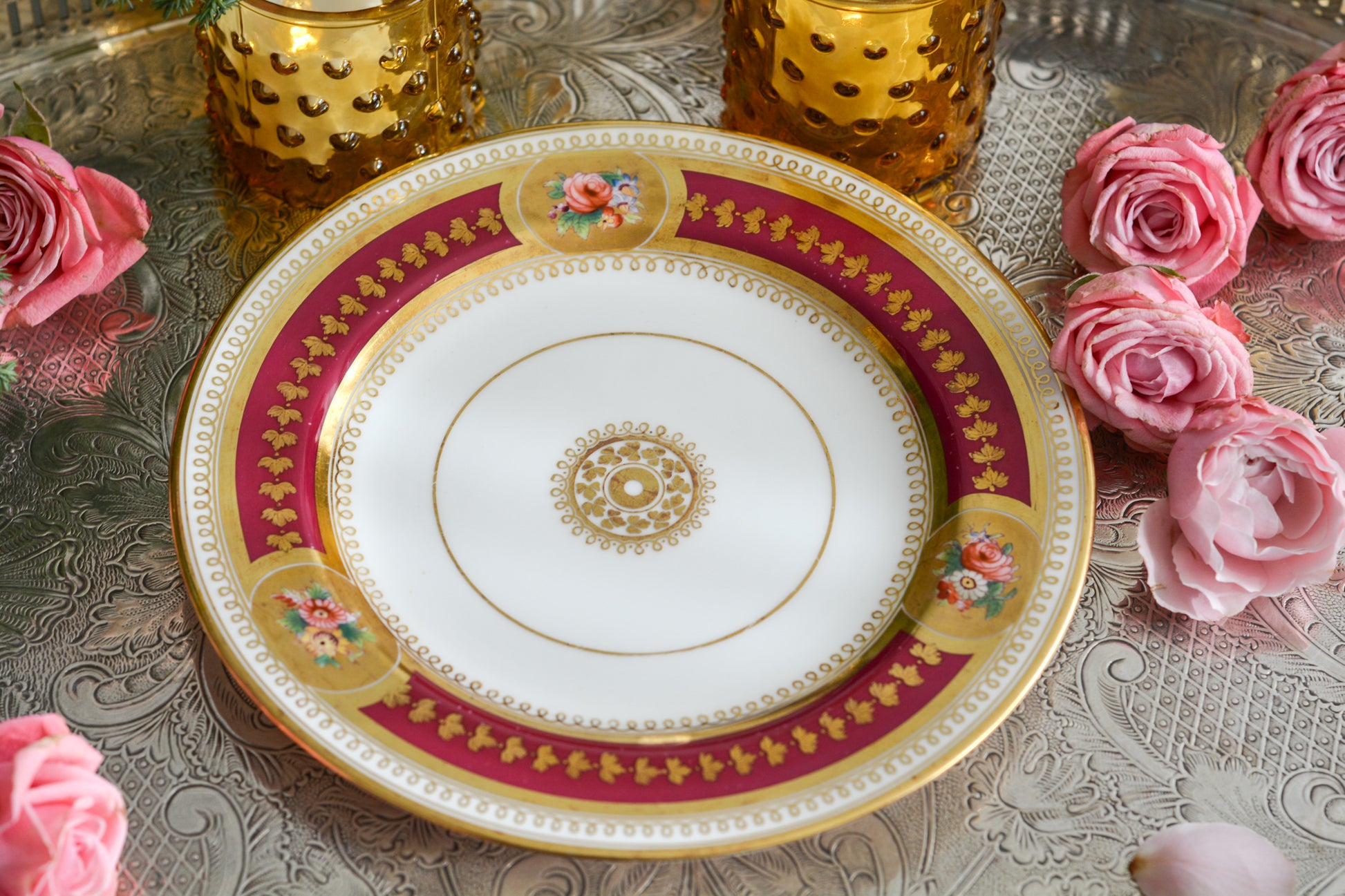 コウルドンの素晴らしいティートリオ。カップのハンドルはロープハンドルと呼ばれるデザインで、コウルドン前身のブラウンウエストヘッドムーア社が製造していたデザインです。リッジウェイ時代の豪華絢爛な作風を残しつつ、より洗練されたデザインへと昇華していったブラウンウエストヘッドムーア社。ロープハンドルはそんなブラウンウエストヘッドムーアの代表的なデザイン。数も少ないので大変人気があります。カップにはコウルドンのバックスタンプがあるのでコウルドンが引き継いで作られたお品だと思うのですが、ソーサーのダイヤモンドマークは1868年9月25日に登録されたことを示しています。ソーサーだけ古い感じはしないので、このダイヤモンドマークはこのお品ではなく、デザインの商標登録を示しているのかもしれません。アンティークは色々なストーリーを考える楽しみを与えてくれますね。