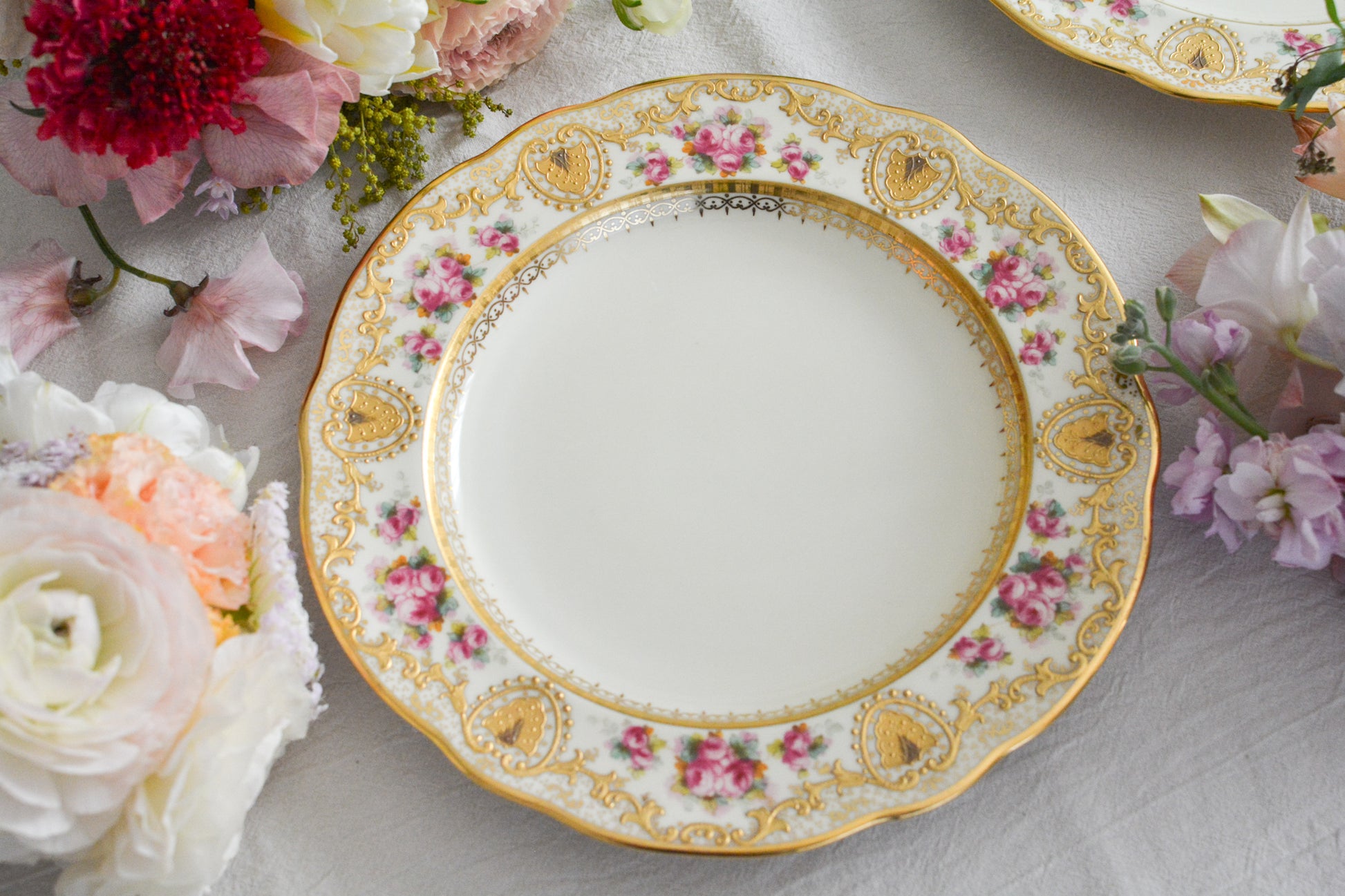 コープランドのエレガントなプレートが入荷しました。以前ご紹介したことのあるプレートです今回また出会うことができました。クリームカラーの地のお色に金盛りの繊細な模様に、可憐なバラが描かれた大変美しいプレート。ティータイムを華やかに盛り上げてくれそうです。裏面には、サインが入っています。こちらは1枚の価格です。在庫が2枚ございます。プレート①〜②からお選びください。