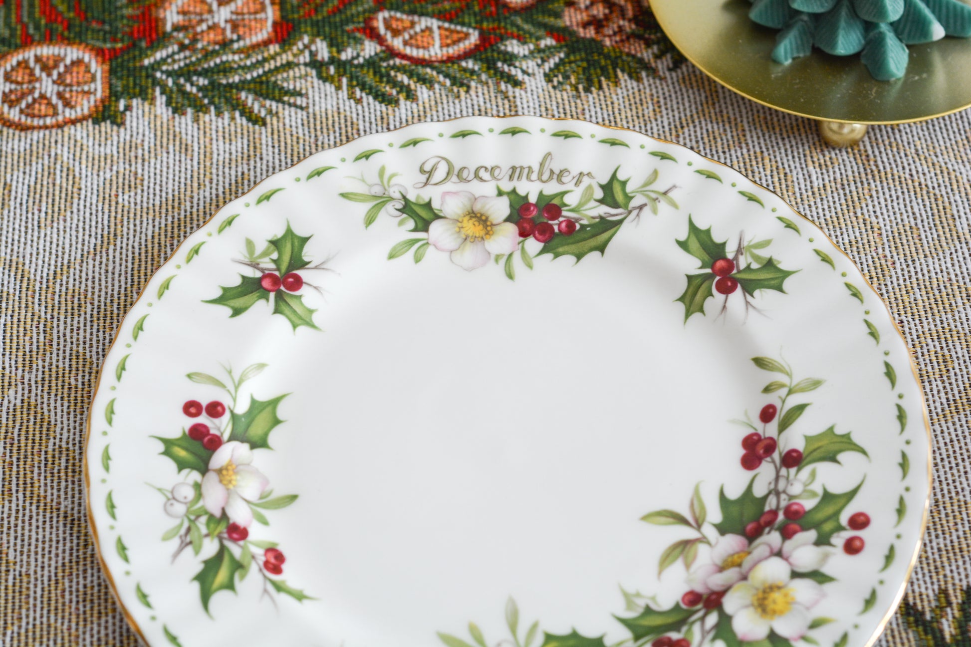ロイヤルアルバートの人気シリーズの一つ、「フラワーオブマンス」1月から12月までそれぞれの季節のお花がモチーフのシリーズで、ついつい集めたくなってしまう魅力があります。今回ご紹介するのは、12月(December)。12月のお花はクリスマスローズです。ヒイラギに可憐なクリスマスローズがクリスマスの季節にぴったりなデザイン。とっても華やかなお品でクリスマスのテーブルを彩ります。