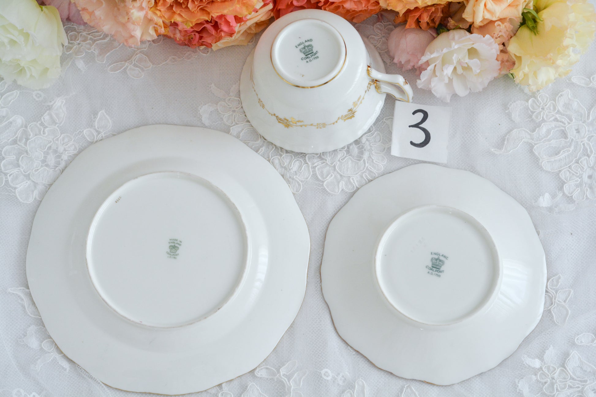 コールポートの代表作と言ってもいい、バットウィングシリーズ。こちらは明るい雰囲気のアップルグリーンのティートリオです。柔らかな印象で凛としさ美しさがありオーラを感じます。季節を選ばずお楽しみいただけるカラーですね。最近はバットウィングも探すのがとても困難になってきました。こちらはイギリスのコレクターさんからお迎えしたお品で、大切にされていたことのわかるお品達です。トリオの中央の模様の色が違ったりオリジナルのセットではないかもしれませんが、美しいトリオです。ご縁をお繋ぎできたら嬉しく思います。こちらは1セットの価格です。全部で6セット在庫がございます。①〜⑥からお選びください。