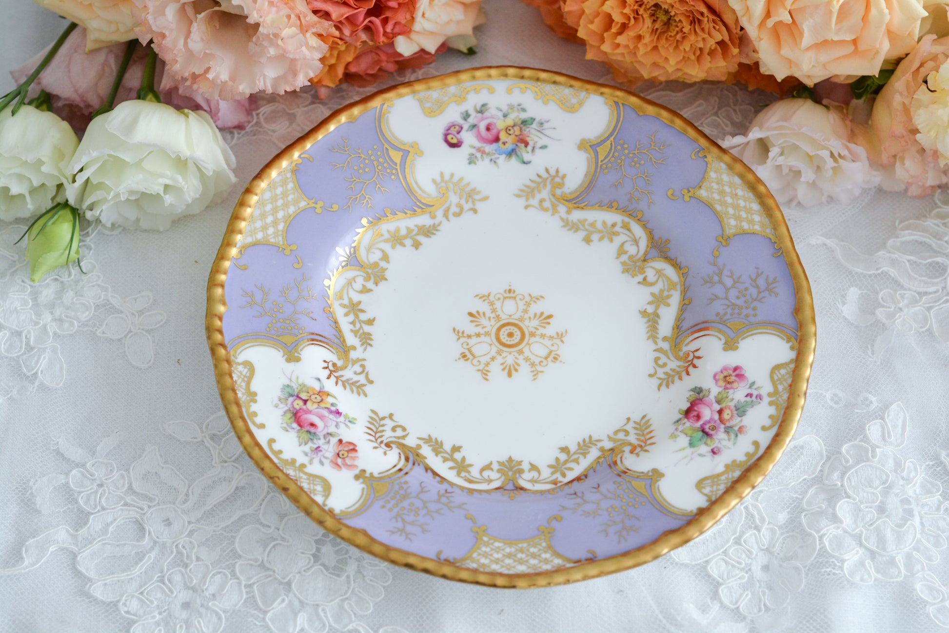 コールポートの人気シリーズ、バットウィングシリーズ。こちらはとても貴重なライラックカラーのデザートプレートです。ライラックカラーは美しいのはもちろんですが、柔らかな印象でとても上品ですね。最近はバットウィングシリーズは探すことがより困難になっております。ライラックカラーは元々レアカラーと言われるお品で、当店では初めてご紹介できます。  お揃いのティートリオも別で掲載しております。