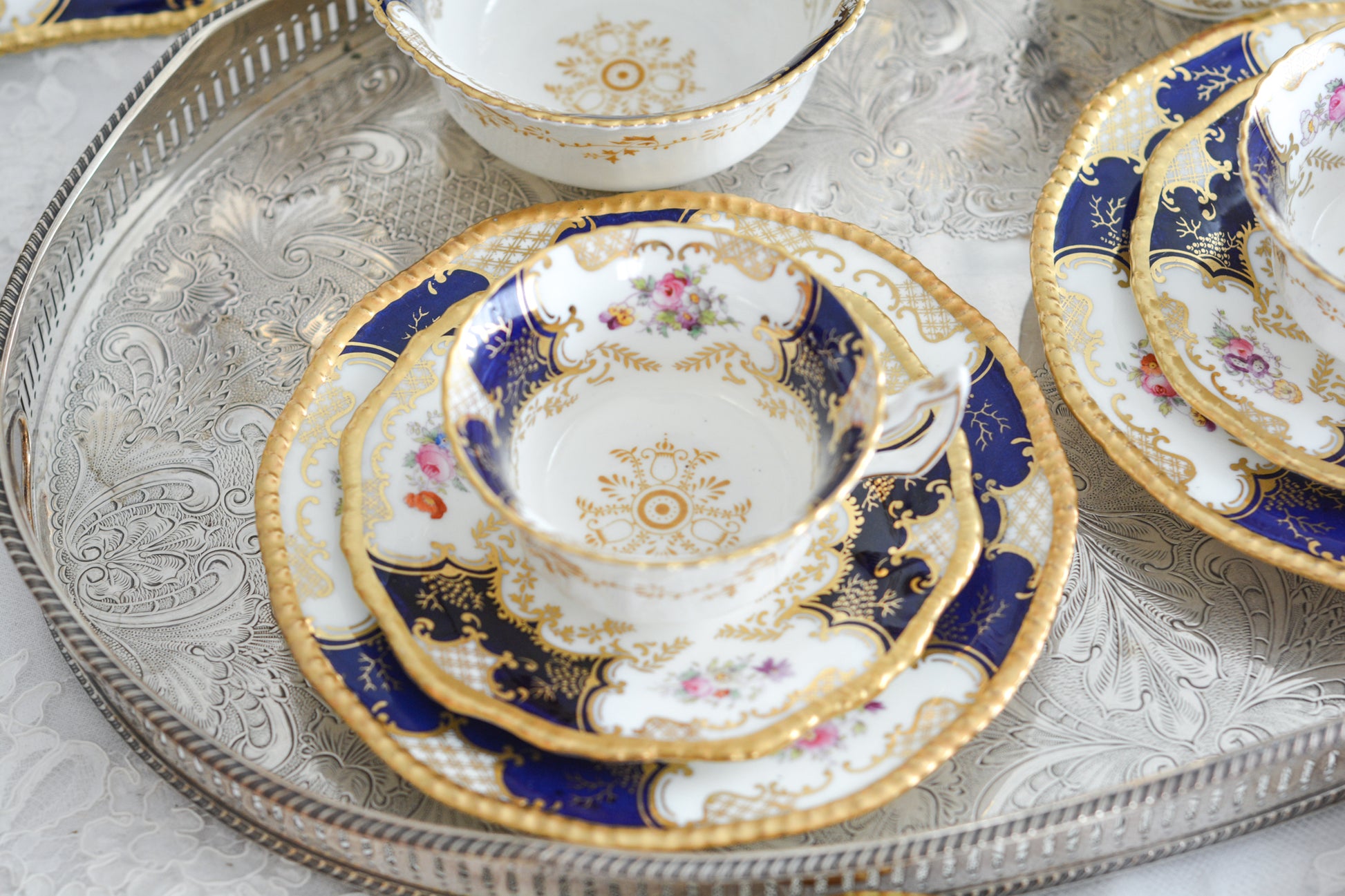 コールポートの代表作と言ってもいい、バットウィングシリーズ。こちらはコバルトブルーのティートリオです。重厚感のあるコバルトブルーと金彩のコントラスト、美しいシェイプ。凛としさ美しさがありオーラを感じます。そしてこちらのお品は、カップの側面にブーケの模様が描かれている珍しいデザインです。最近はバットウィングも探すのがとても困難になってきました。心が躍るカップでティータイムをお楽しみいただけたら嬉しいです。こちらは1セットの価格です。全部で6セット在庫がございます。状態で価格が変わります。