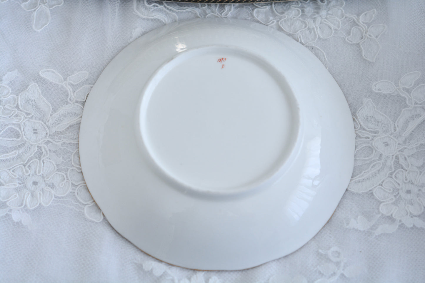 爽やかなアップルグリーンカラーに美しい模様のカップ&ソーサー。メーカーは不明ですが、優美なシェイプも素晴らしいデザインのお品です。こちらは1客の価格です。在庫が全部で5客ございます。 差異はあまりありませんが、状態の良いものから順番にお送りいたします。