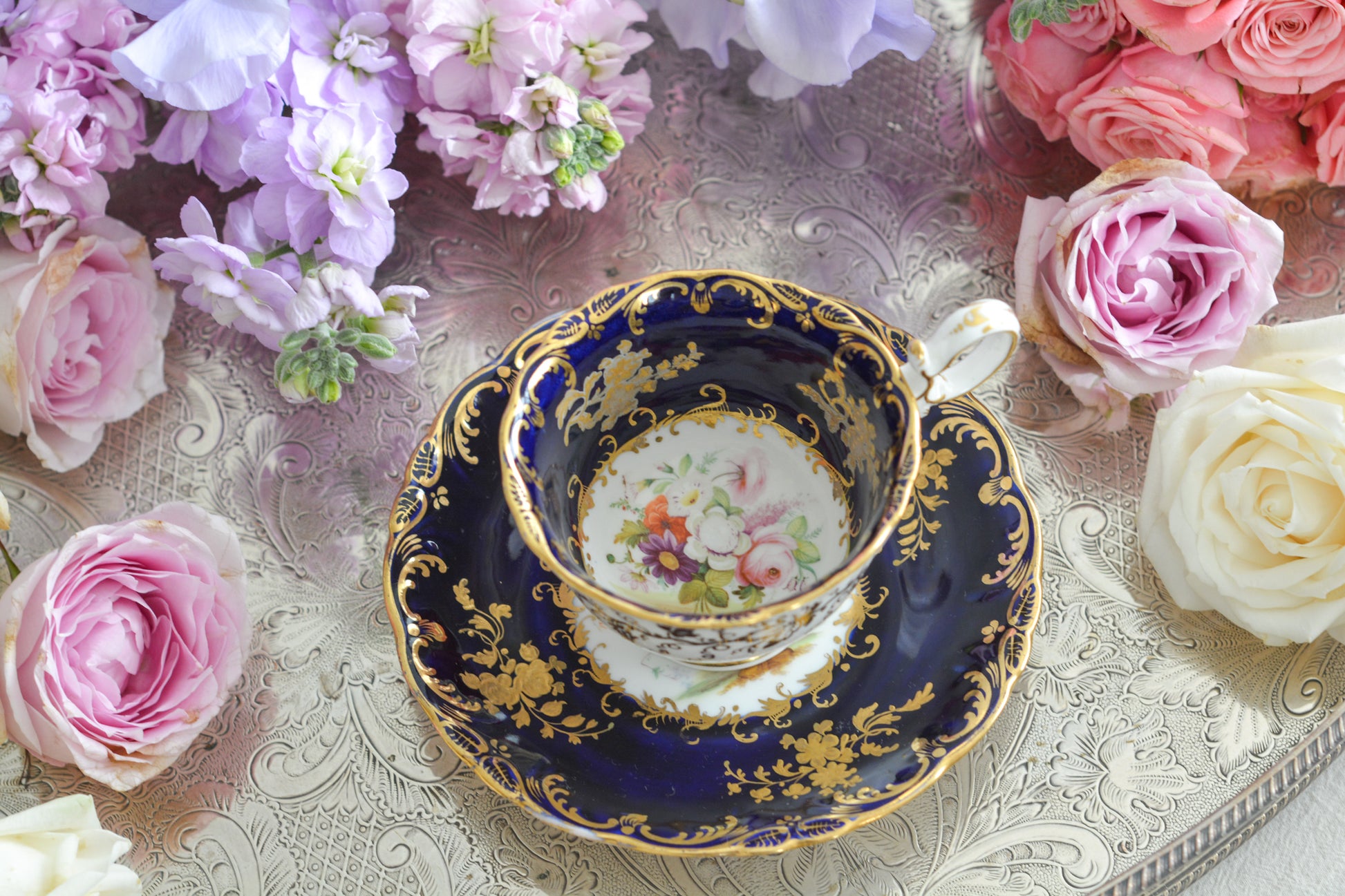 コールポートのロココリバイバル作品のアデレードシェイプ。とても優雅なシェイプで、ハンドペイントで描かれる花々は繊細でとても美しいです。いろいろなデザインが作られていて、シェイプは同じでも絵柄は少しずつ違います。こちらはコバルトブルーに金彩のお花模様が豪華なお品。アデレードシェイプは探すのにとても苦労しますが、見つけた時の喜びはとても大きいものです。金彩の薄れはありますが、貫入のないとても良い状態です。素敵なアデレードシェイプをぜひご覧ください。