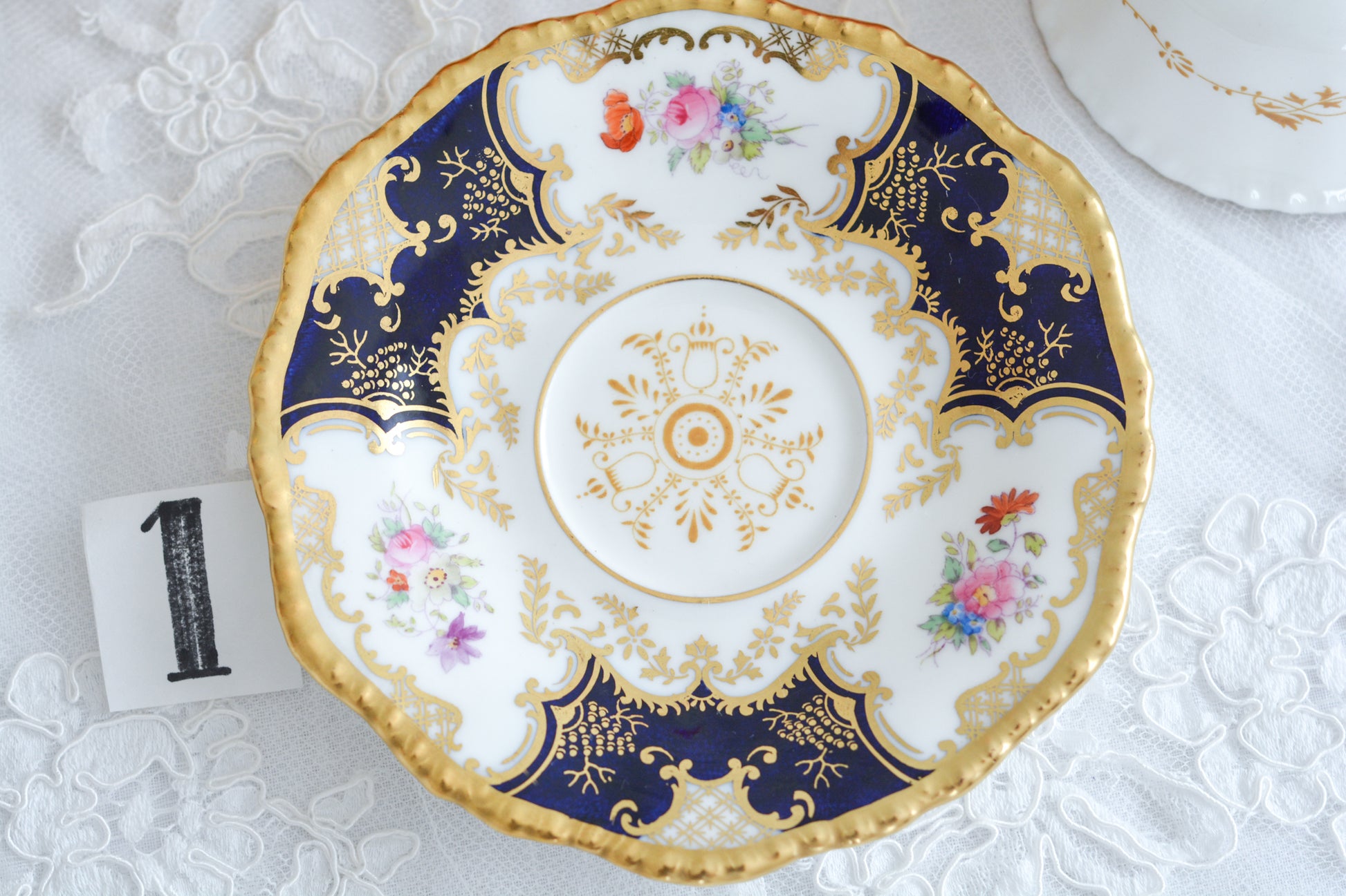 コールポートの代表作と言ってもいい、バットウィングシリーズ。こちらはコバルトブルーのティートリオです。重厚感のあるコバルトブルーと金彩のコントラスト、美しいシェイプ。凛としさ美しさがありオーラを感じます。そしてこちらのお品は、カップの側面にブーケの模様が描かれている珍しいデザインです。最近はバットウィングも探すのがとても困難になってきました。心が躍るカップでティータイムをお楽しみいただけたら嬉しいです。こちらは1セットの価格です。全部で6セット在庫がございます。状態で価格が変わります。