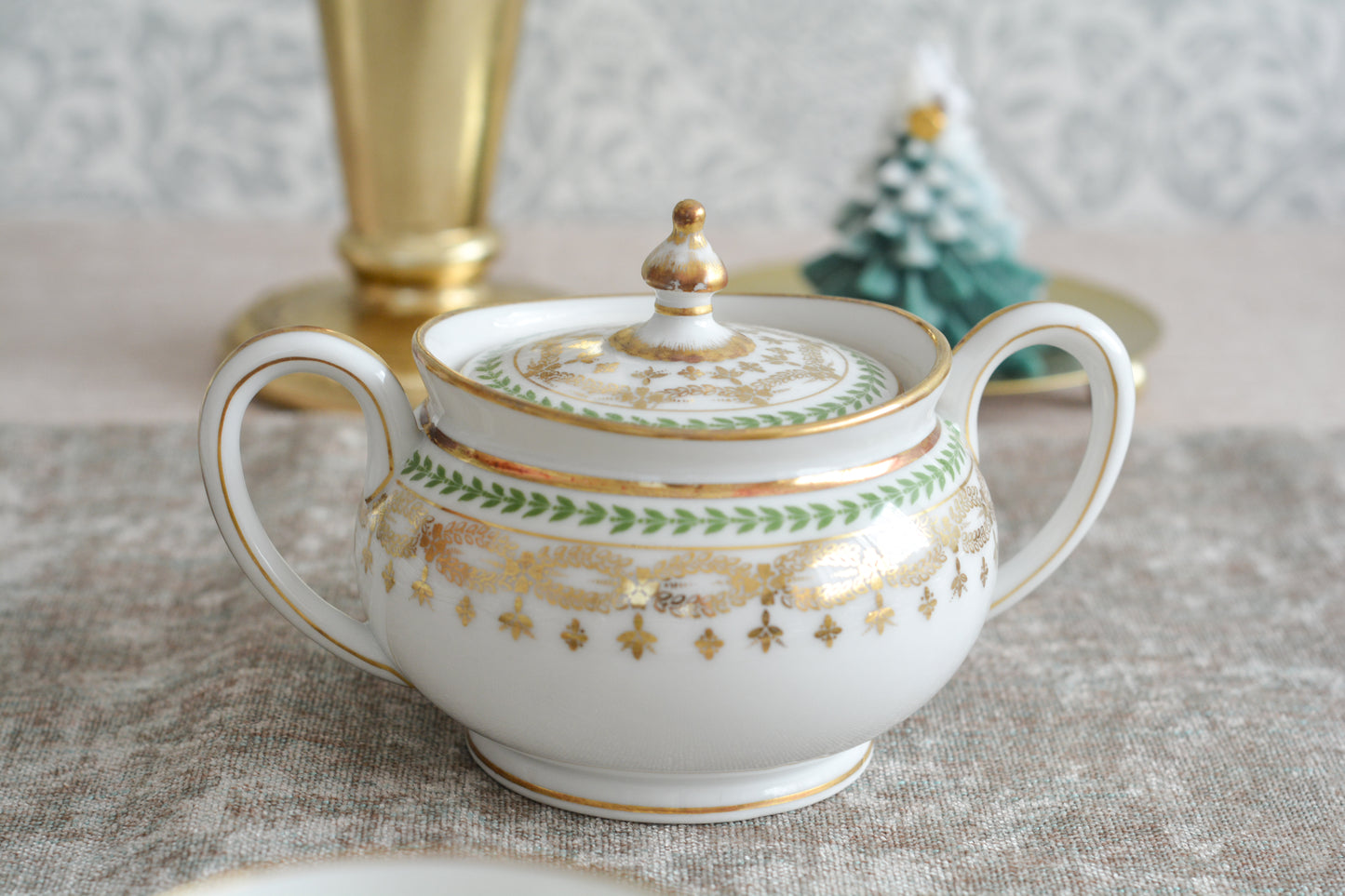 フランスのリモージュ、ジャン・プーヤ工房のシュガー入れです。絵柄はシンプルですが、上品でクリスマスのティータイムやテーブルコーディネートにぴったりなお品。テーブルを彩ります。クリスマス企画の特別価格になっています。 同じデザインのティートリオ、ミルクジャグ、サービングプレート、小さなプレート、とても小さなプレートのセットを別で掲載していますのでセットでコーディネートもお楽しみいただけます。