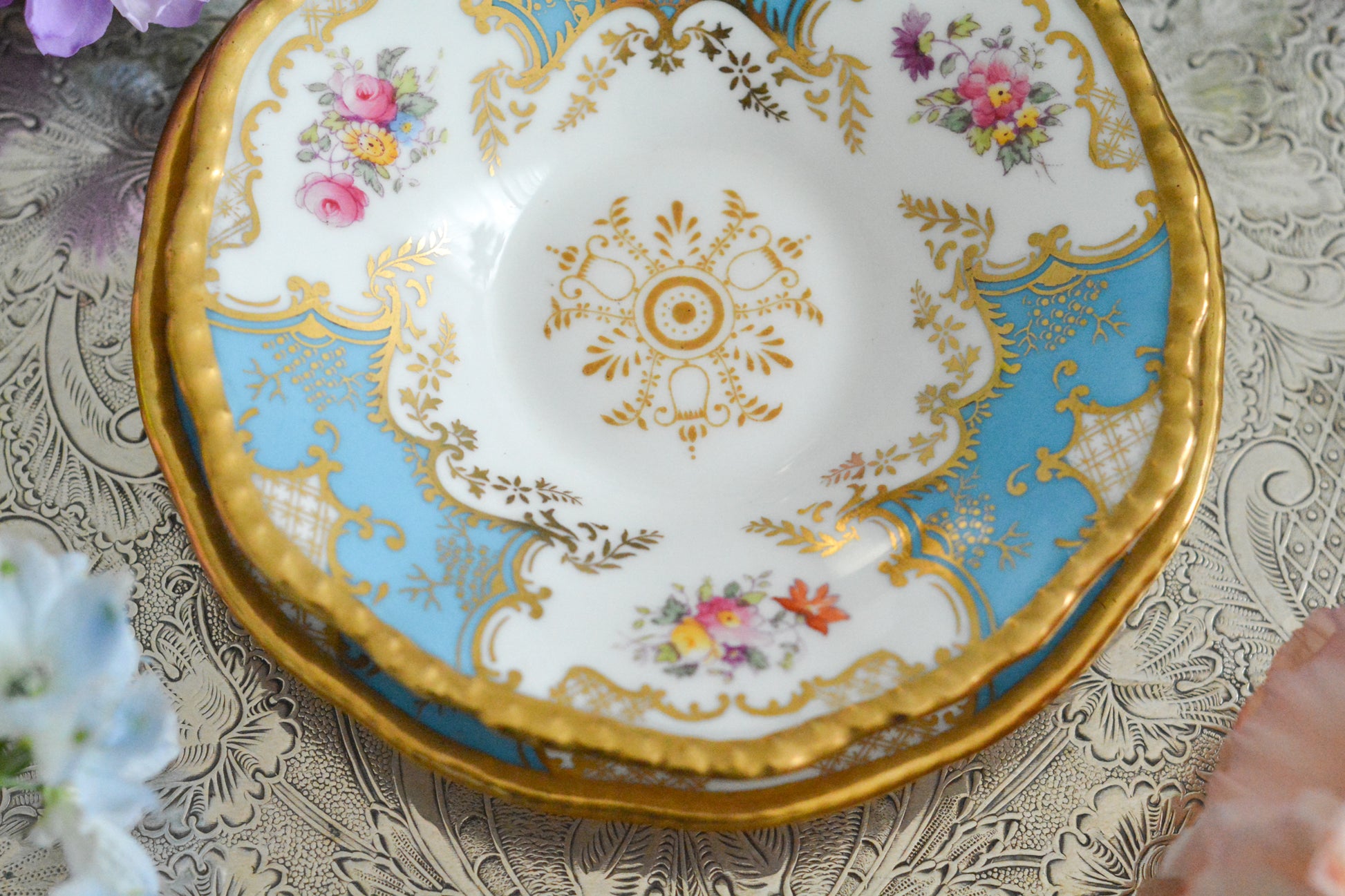 コールポートの代表作と言ってもいい、バットウィングシリーズ。カラー展開が豊富でレアカラーと呼ばれる貴重かつ人気のカラーがあります。その中でもターコイズブルーは幻と言われるほどレアなカラー。前回ご紹介できた時もとても嬉しかったのですが、また出会うことができて本当に嬉しく思います。手に取ると、宝石のようにキラキラと輝くターコイズブルーに金彩のコントラスト、美しいシェイプ。本当に素晴らしい、心が躍るカップです。