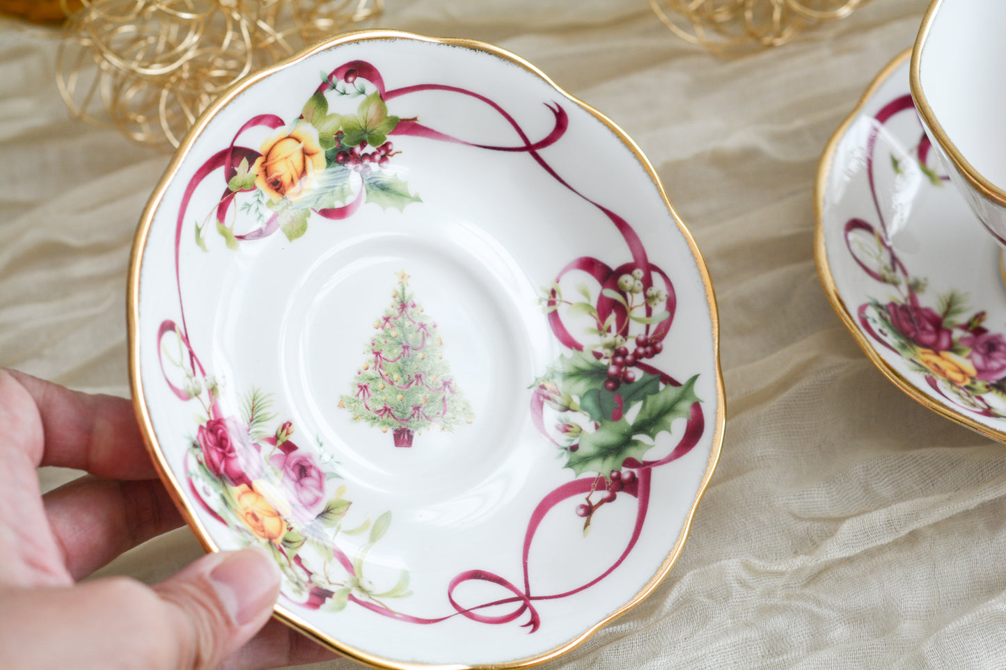 ロイヤルアルバートの代表的なシリーズオールドイングリッシュツリー。このシリーズは色々なバリエーションが発表されています。こちらのクリスマスツリーもその一つ。大きなクリスマスツリーにマルーンカラーのリボンがとても華やかなデザインで人気があります。クリスマスのティータイムにぴったりのカップでクリスマスのテーブルをお楽しみくださいね。