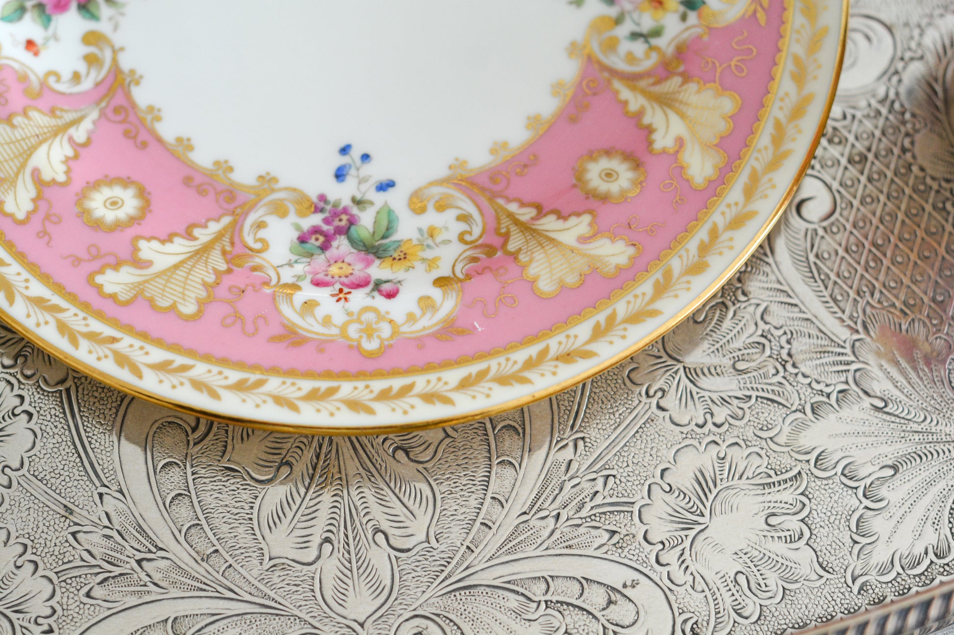 ピンクのカラーがとても貴重で愛らしい、コウルドンのティファニーパターンのティートリオです。こちらはティファニーのスタンプはありませんが、柄はティファニーがコウルドンに特注したパターン。ティファニーらしい上品な絵柄がとても美しくでコウルドンの中でも人気のシリーズです。クリスマスプレゼントにもぴったりの特別なお品です🎁  美しいティートリオで、ぜひクリスマスのティータイムやテーブルコーディネートをお楽しみください。