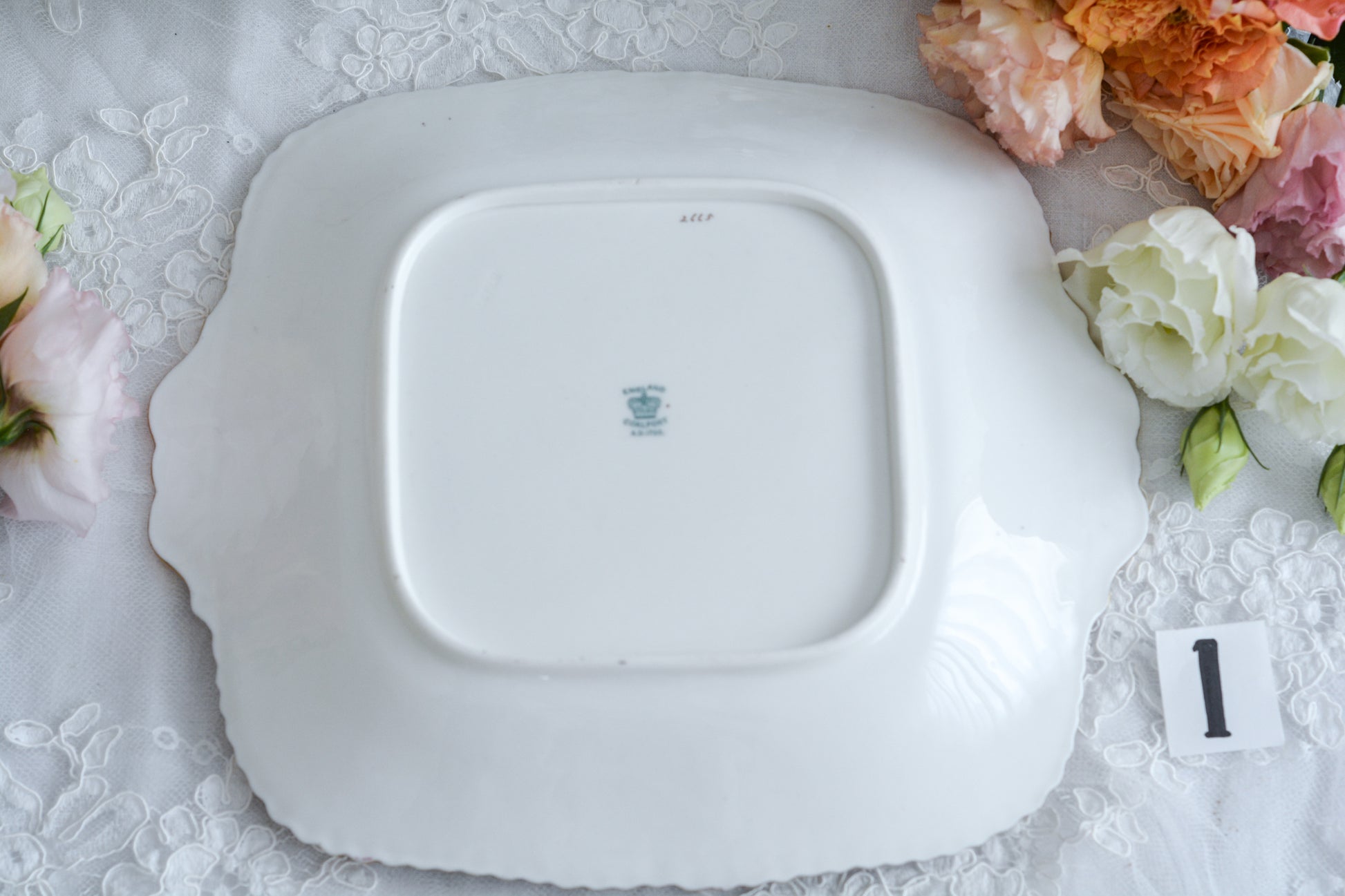 コールポートの人気シリーズ、バットウィング。カラーバリエーションも豊富なシリーズです。こちらはコバルトカラーの美しいB&Bプレート。コバルトブルーは重厚感がありますね。B&BプレートのB&Bとは、ブレッド&バターの略で、パンやサンドイッチ、スコーンはもちろん、スイーツなども盛り付けてお楽しみいただけます。